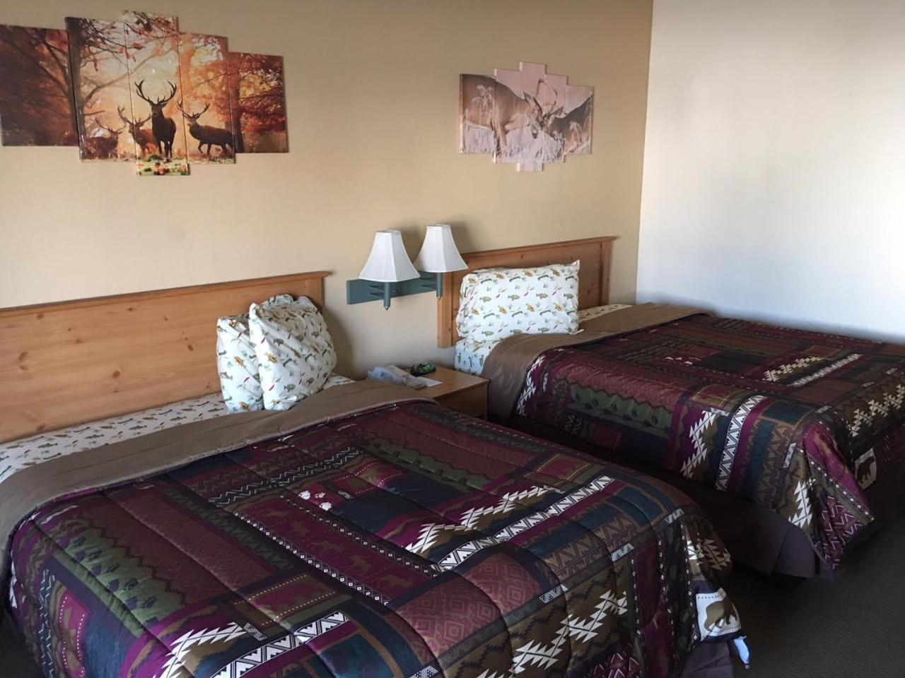 Queen Room with Two Queen Beds - Non-Smoking - Photo 3