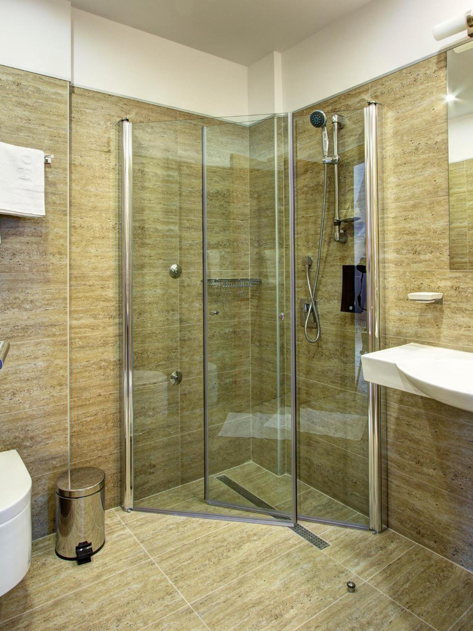 Double or Twin Room with Balcony - Photo 6