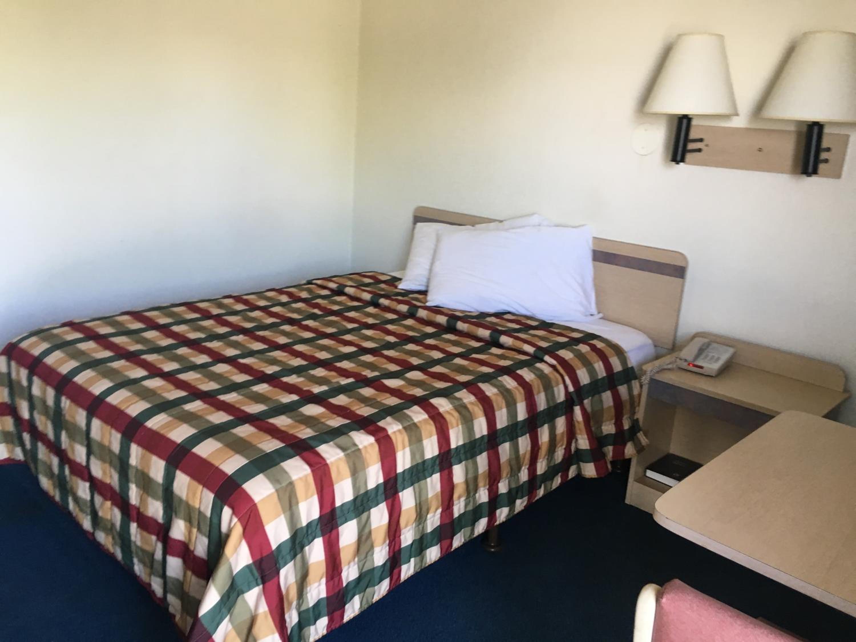 Queen Room photo 2