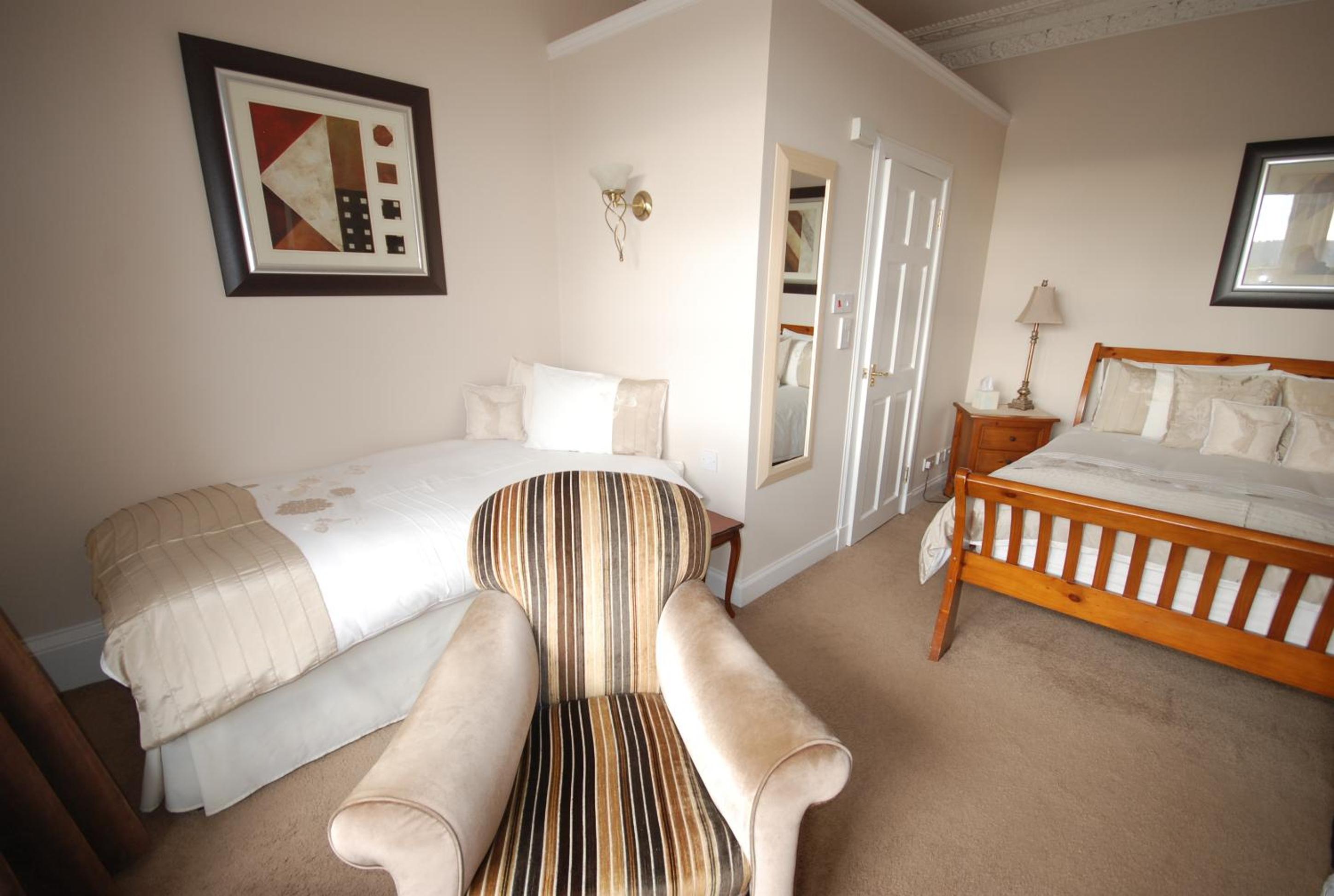 Family Room (2 Adults + 1 Child) - Photo 4