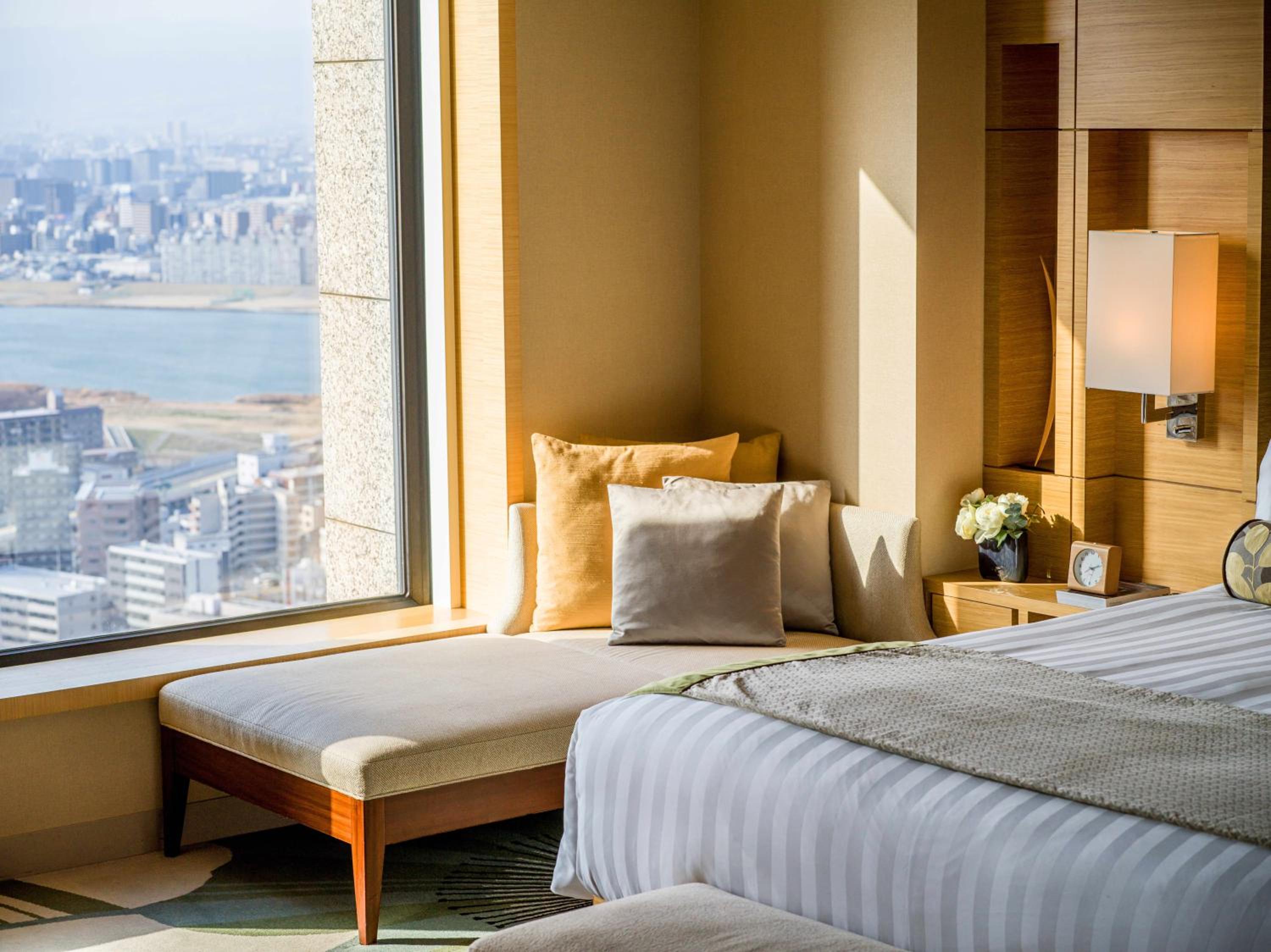 Premium King Room with City View - Photo 5