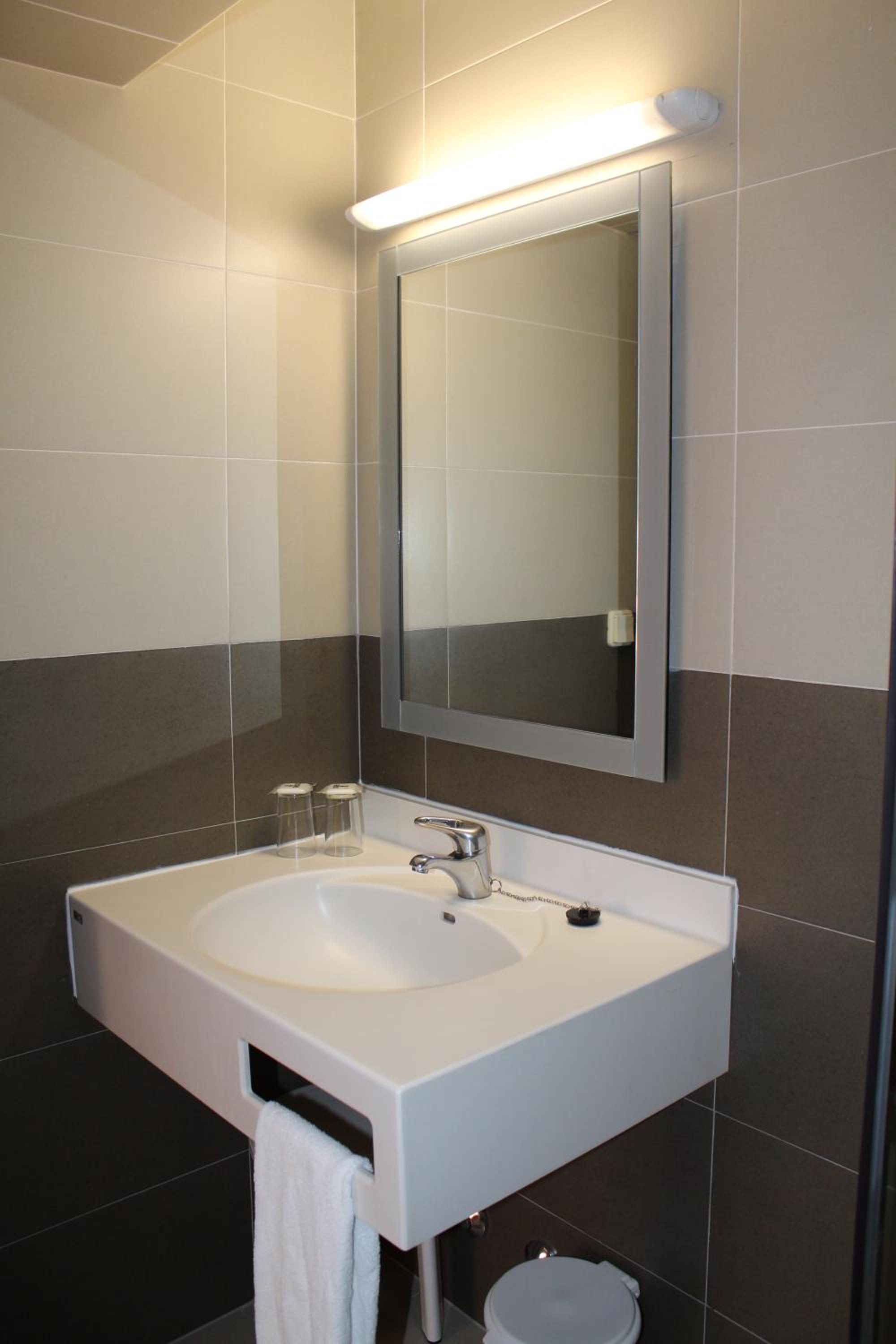 Double or Twin Room - Photo 12