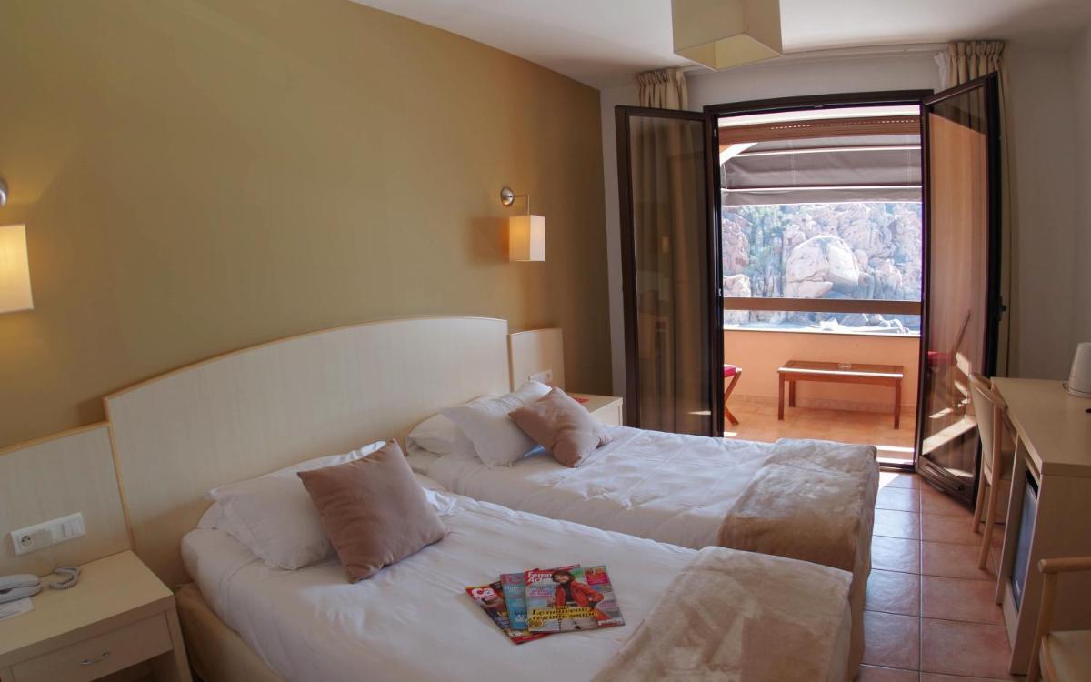 Double or Twin Room with Balcony and Sea View - Photo 2