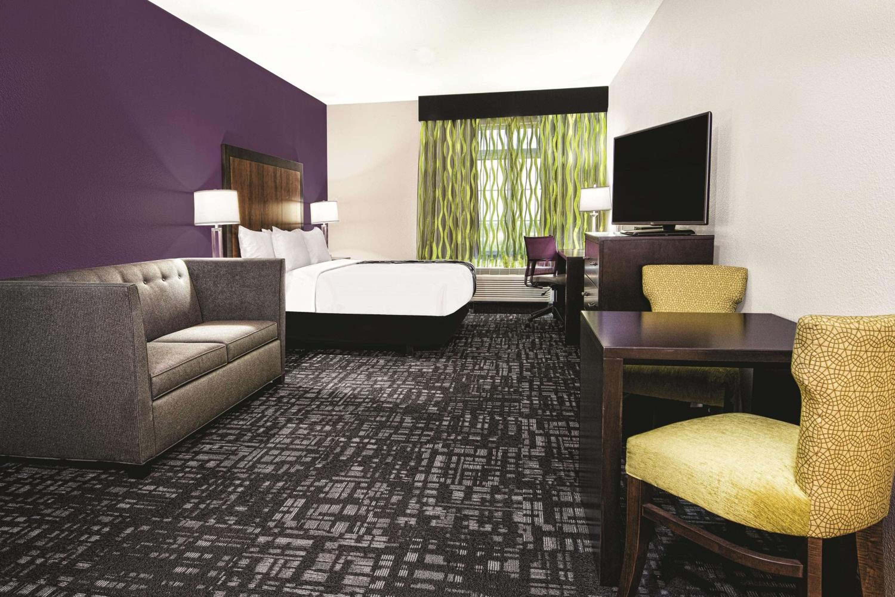 Deluxe King Suite with Bath Tub - Mobility/Hearing Access - Non-Smoking