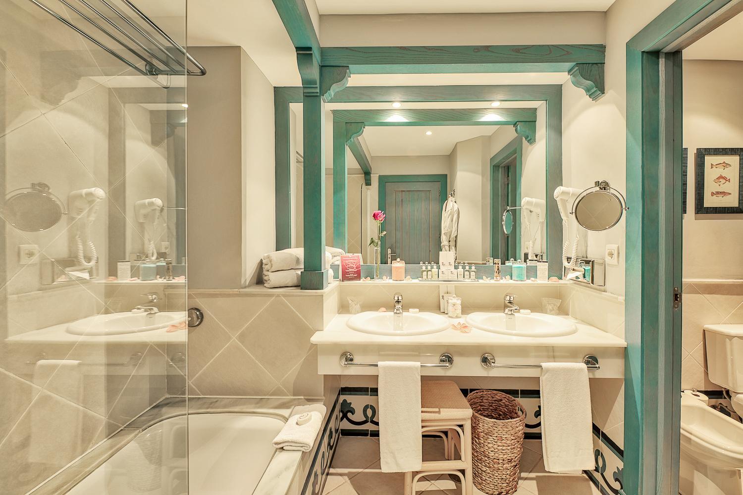 Habitación Doble Deluxe con Balcón y Vista al Mar (Solo Adultos)