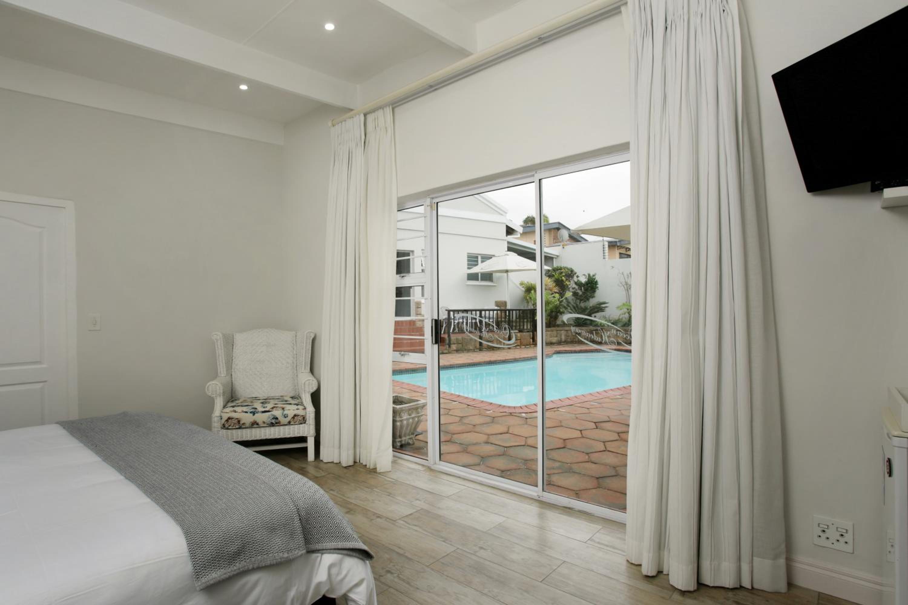 Double or Twin Room with Pool View photo 2