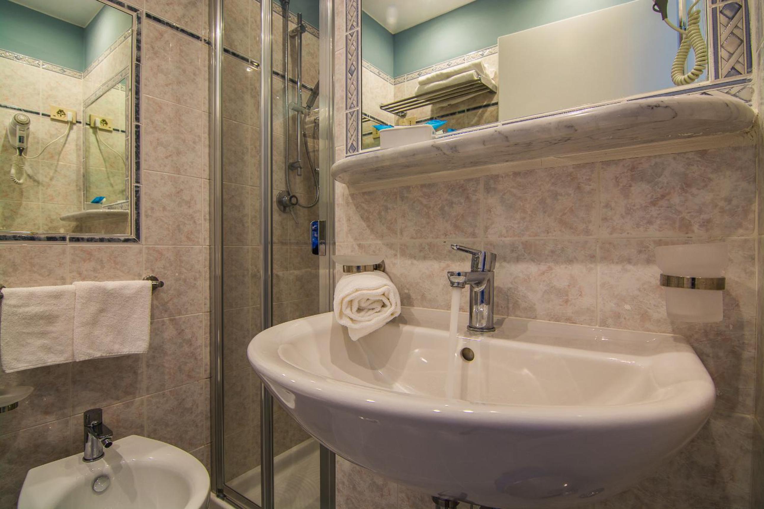 Double Room with Side Sea View - Photo 2