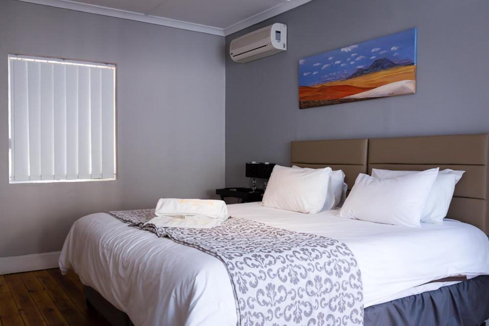Three-Bedroom House - Photo 4