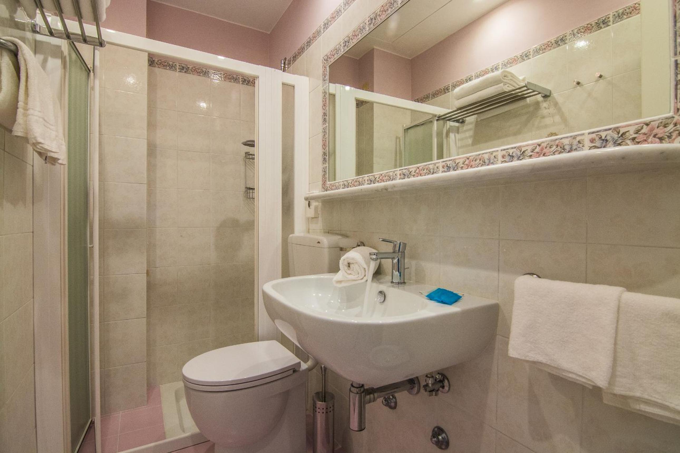 Standard Double Room - Photo 2