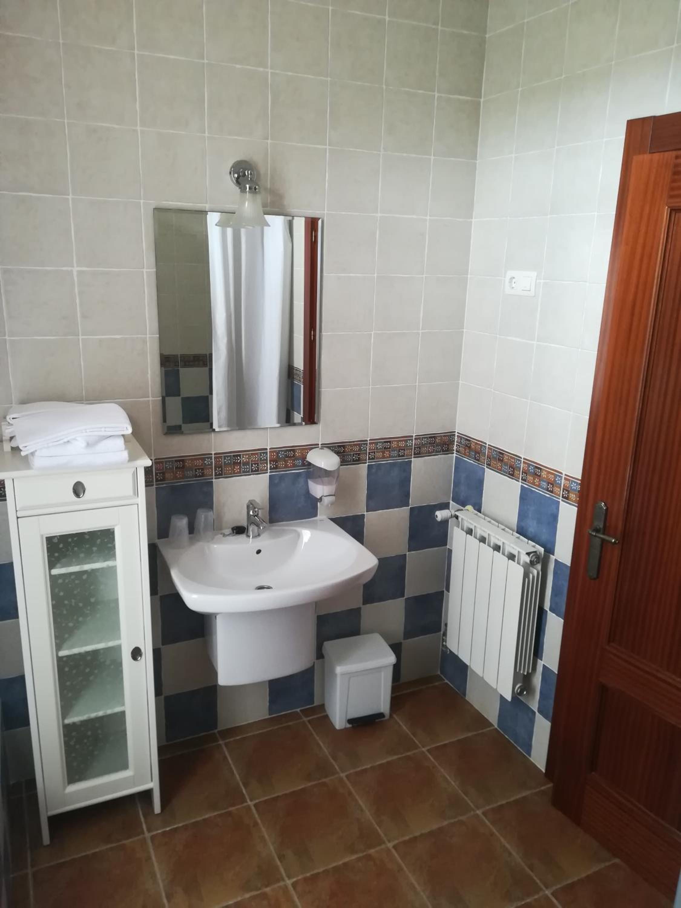 Twin Room with Private Bathroom photo 2