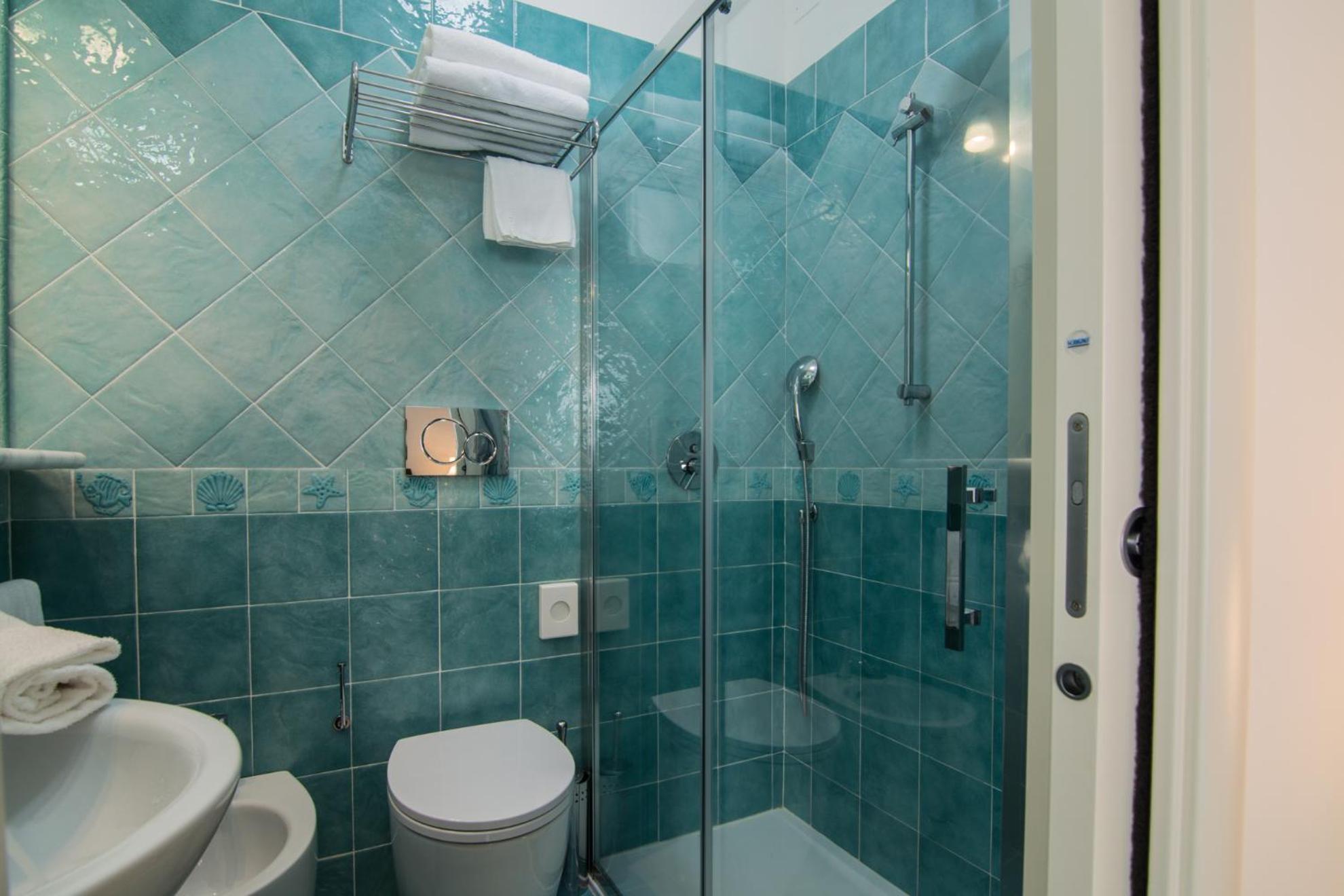 Double Room with Side Sea View - Photo 3