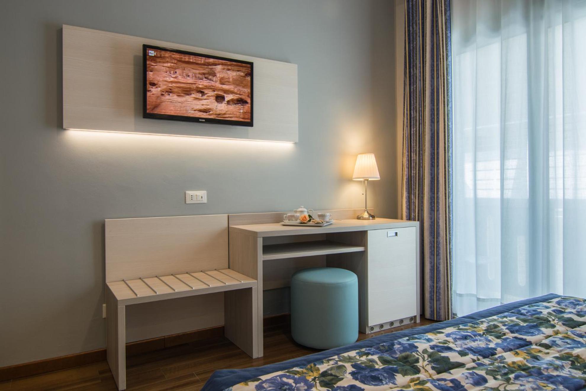 Double Room with Side Sea View - Photo 1