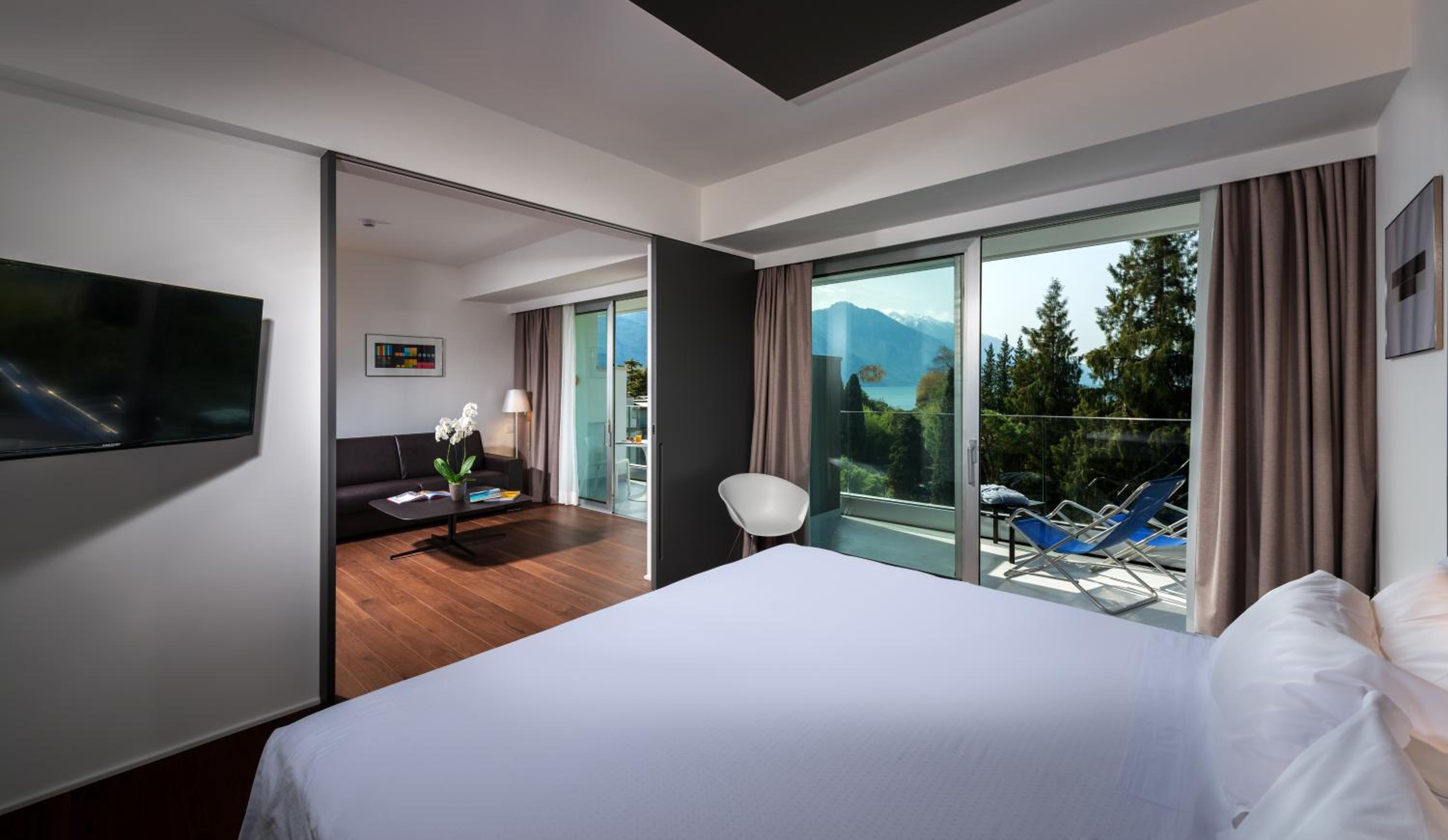 Deluxe Suite with Lake View photo 3
