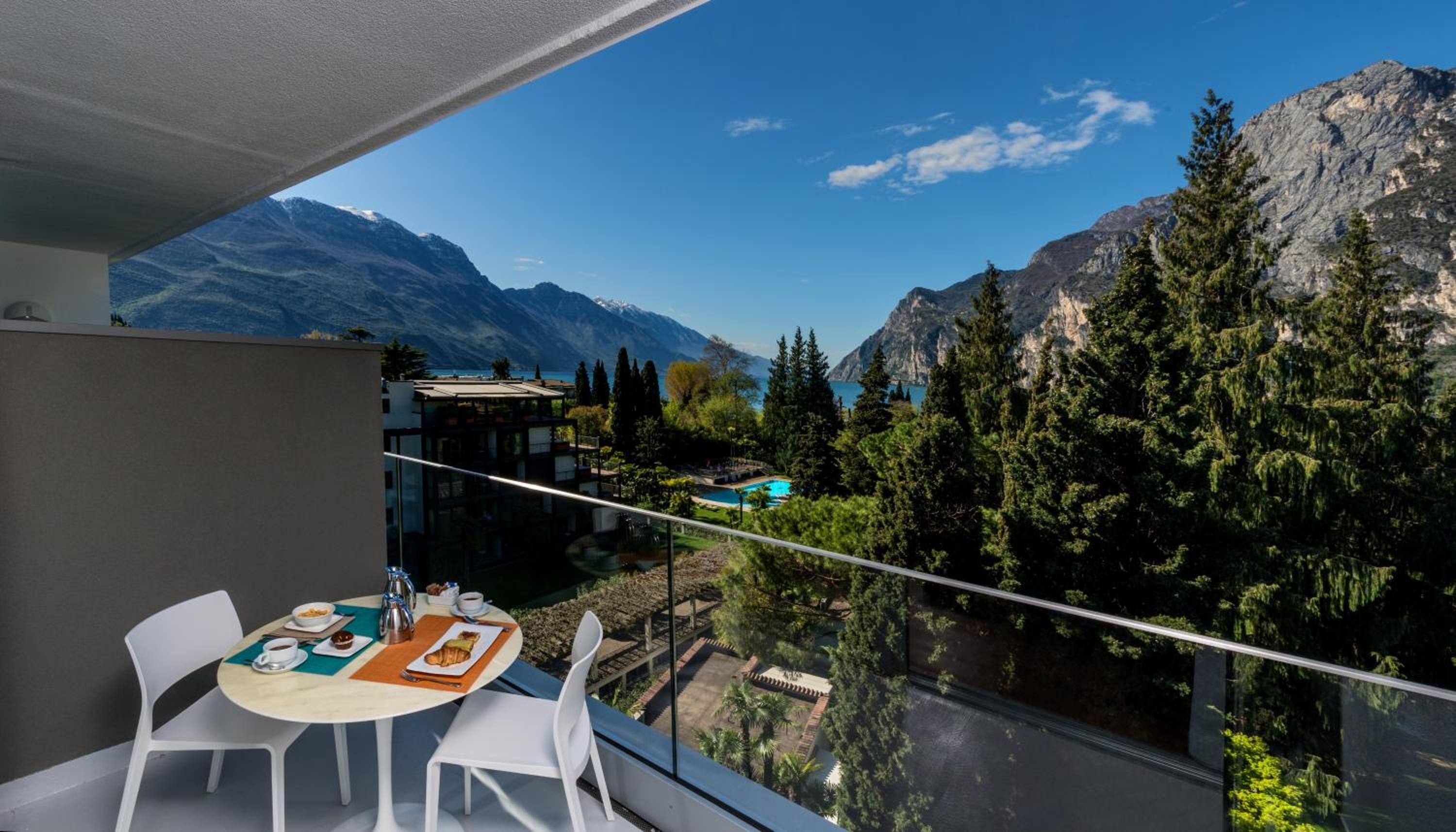 Deluxe Double Room with Lake View - Photo 4