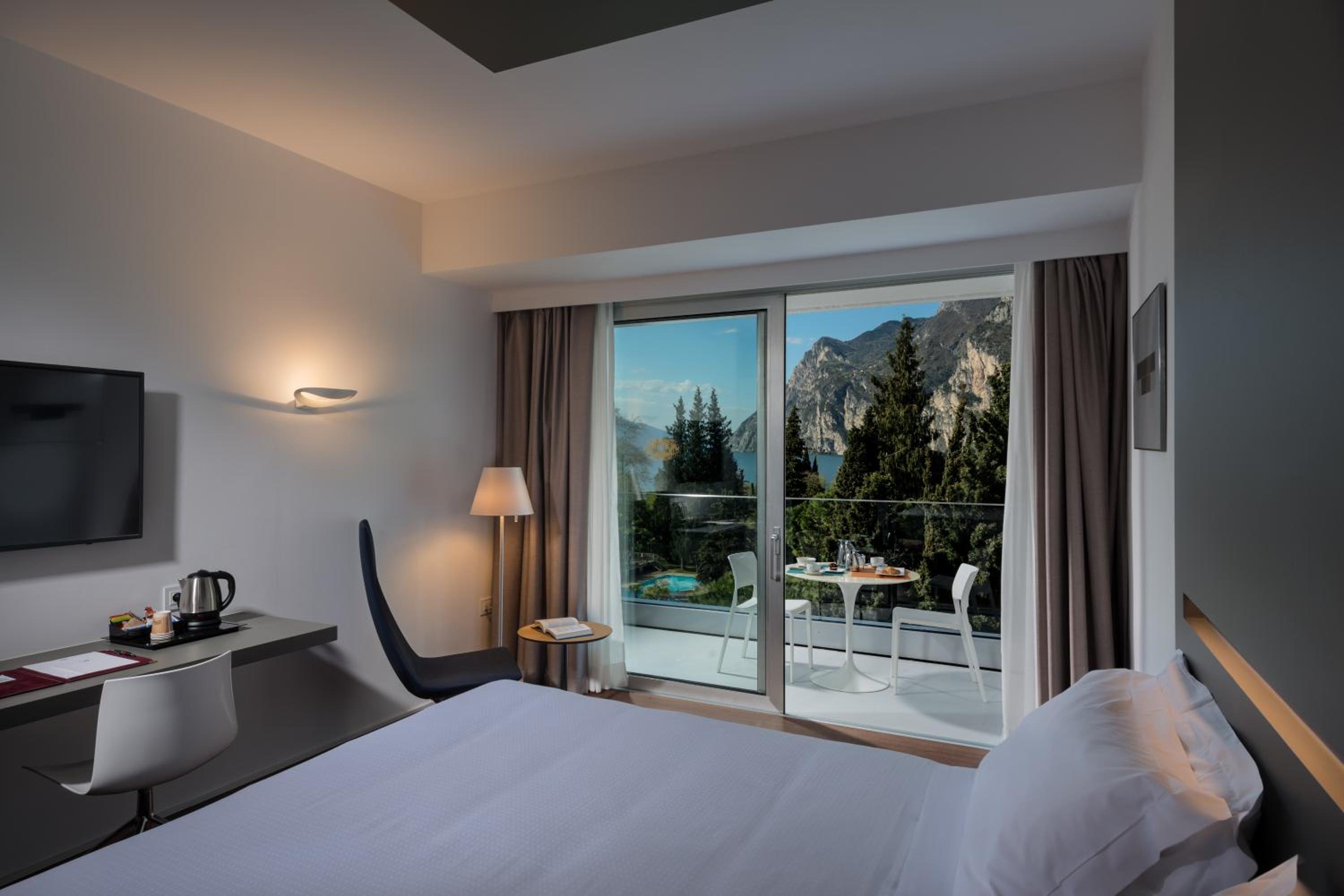 Deluxe Double Room with Lake View - Photo 1