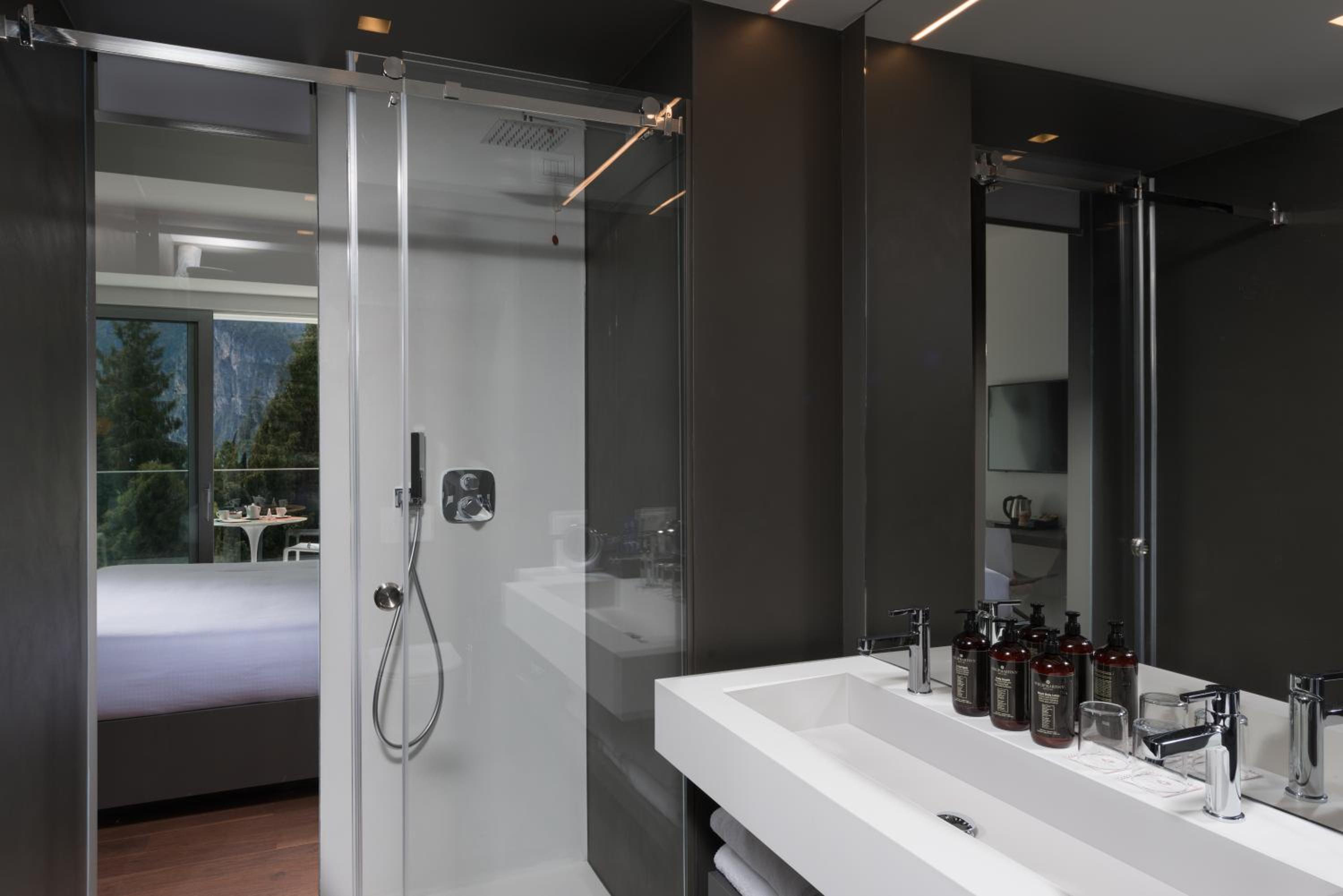 Deluxe Double Room with Lake View - Photo 2