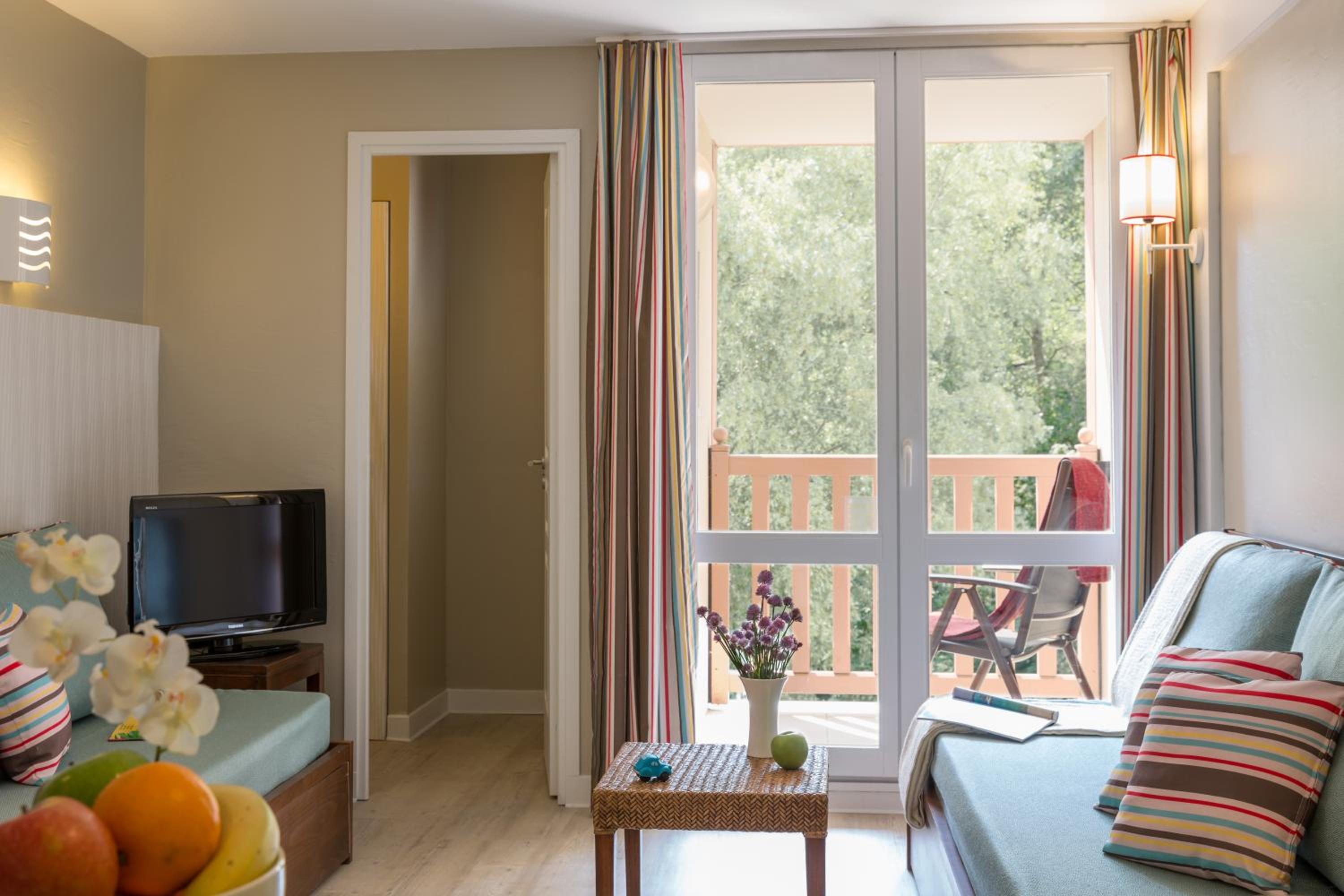 One-Bedroom Apartment with Sleeping Alcove and Terrace or Balcony (6 People) photo 3