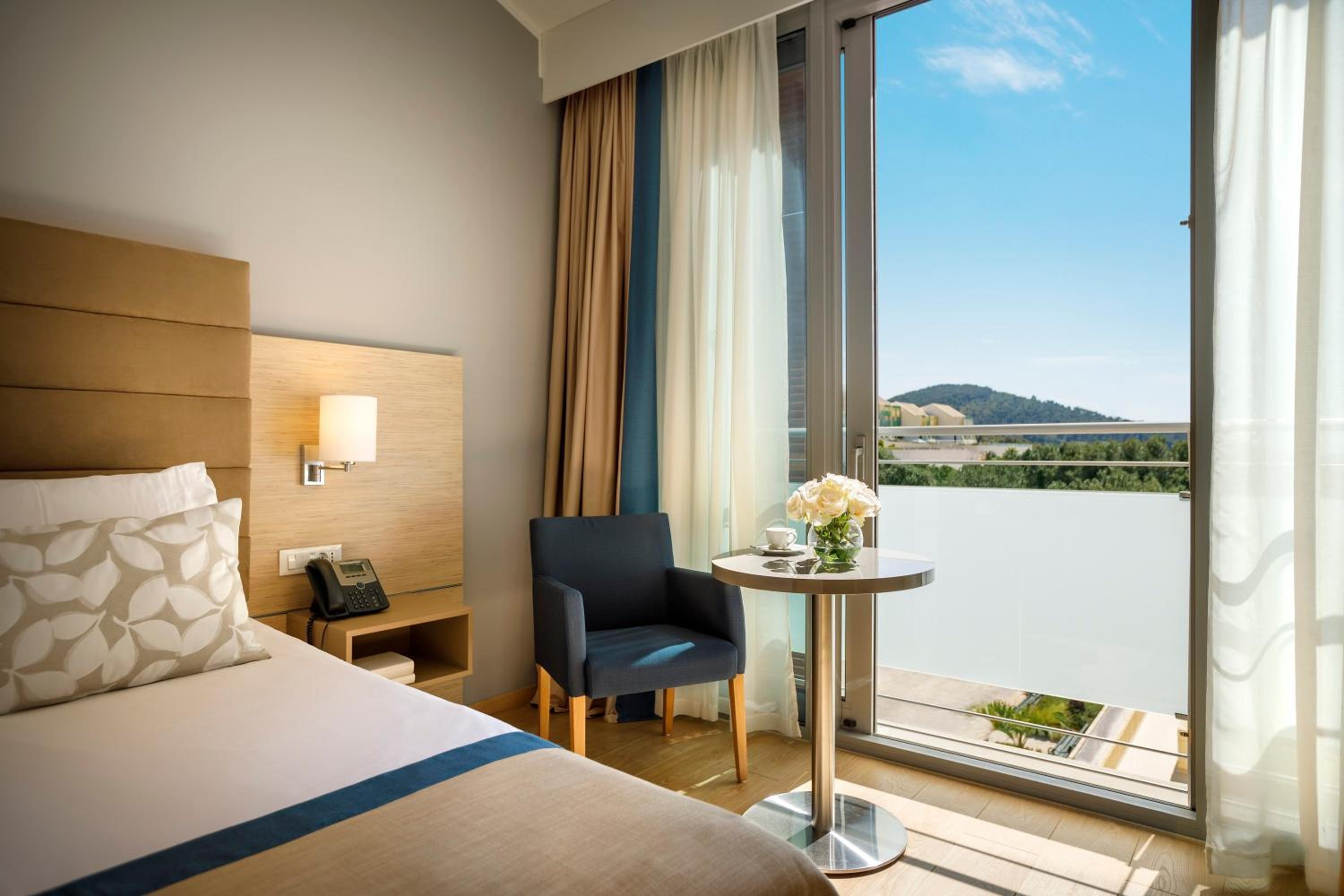 Room for 2(2 Twin Beds)