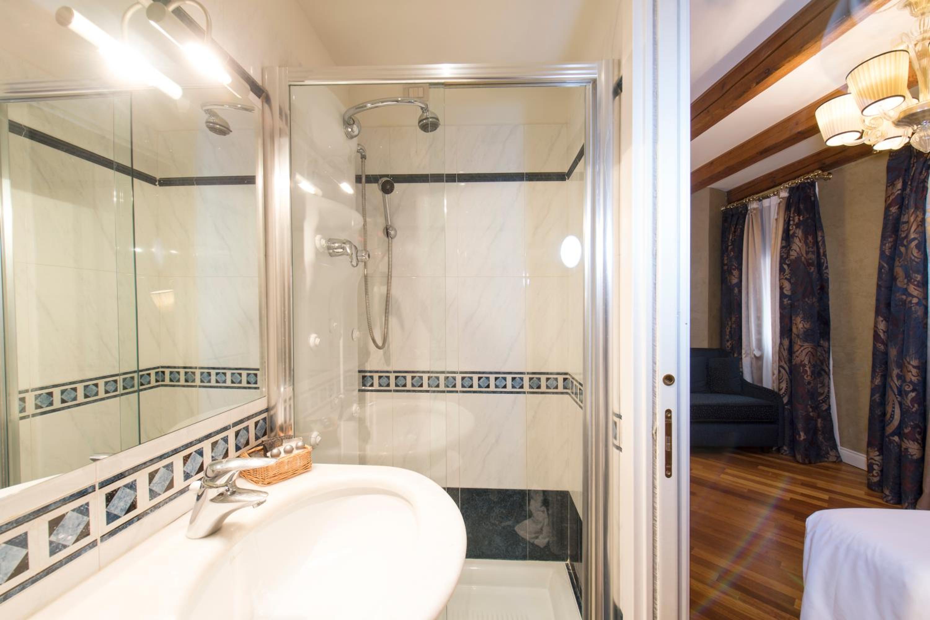 Superior Double Room with Extra Bed photo 2