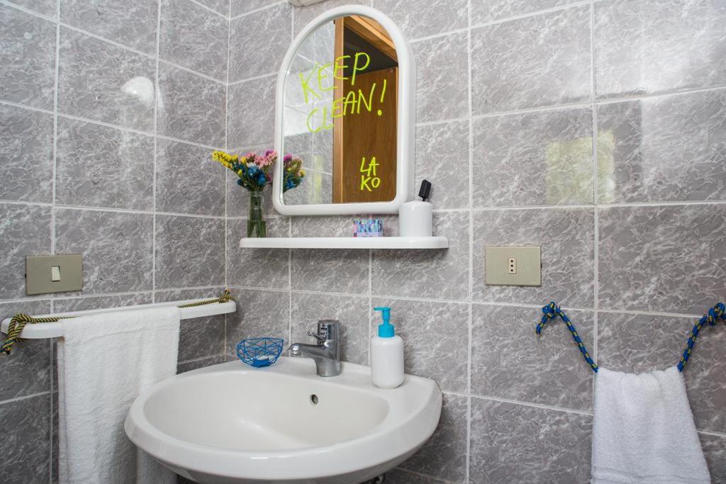 Twin Room with Private Bathroom photo 2