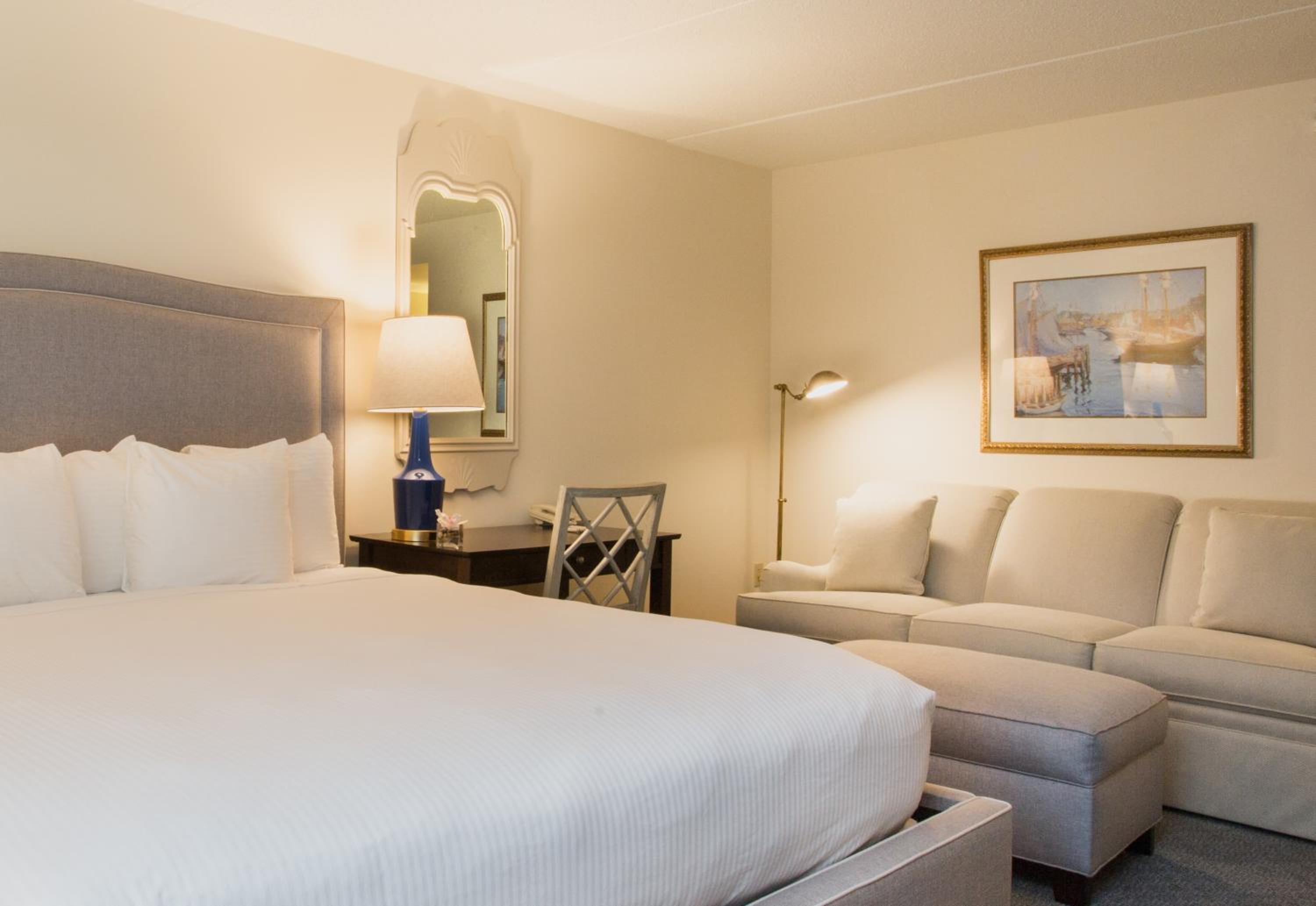 Deluxe King Room with Sofa Bed - Photo 4