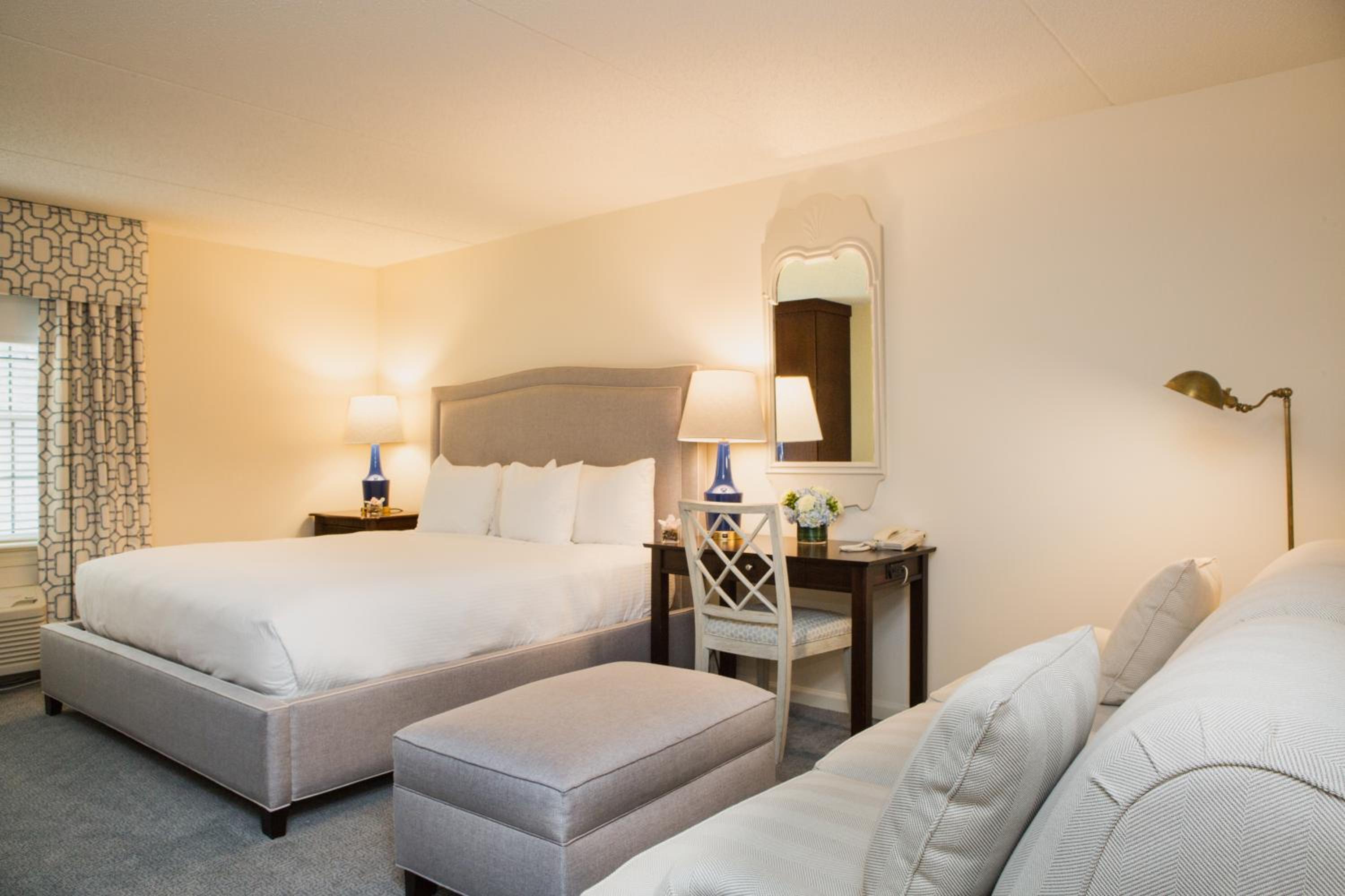 Deluxe King Room with Sofa Bed - Photo 3