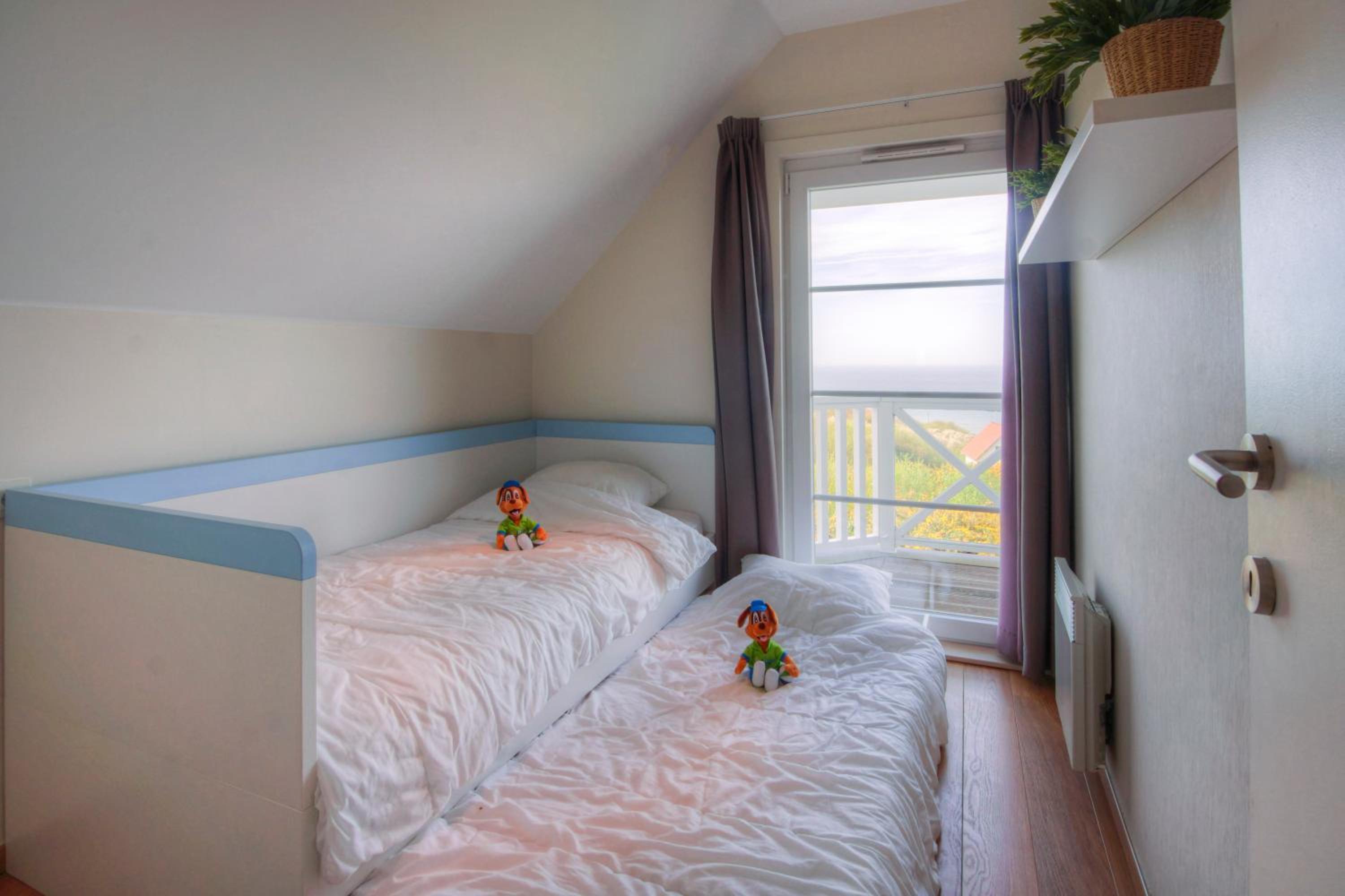 Three-Bedroom Villa + Sofa Bed + Sea View photo 3