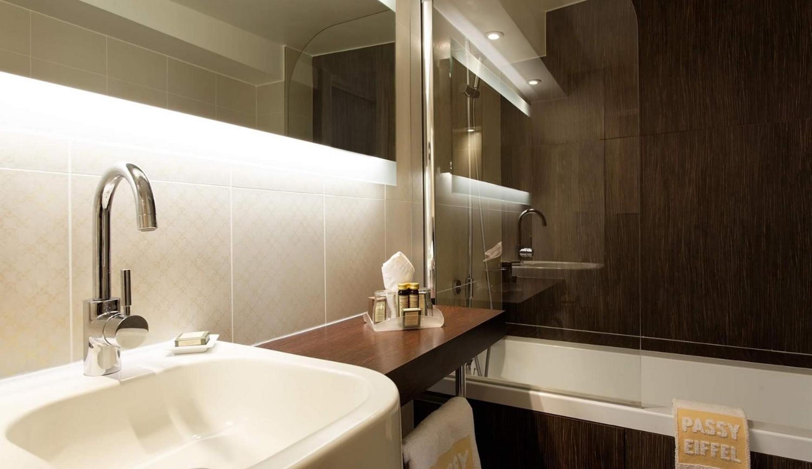 Deluxe Double or Twin Room thumbnail 5