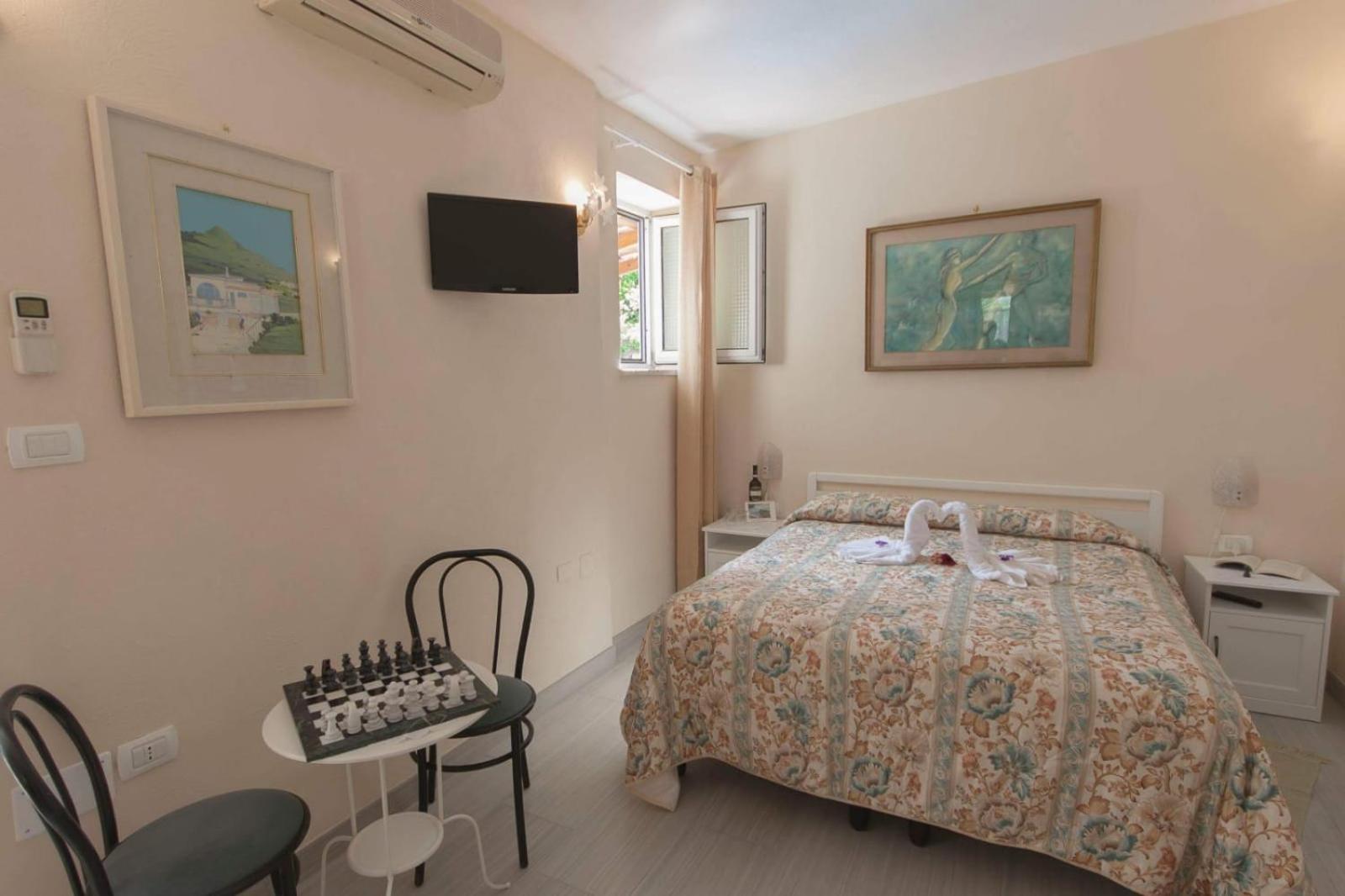 Large Double or Twin Room - Photo 3