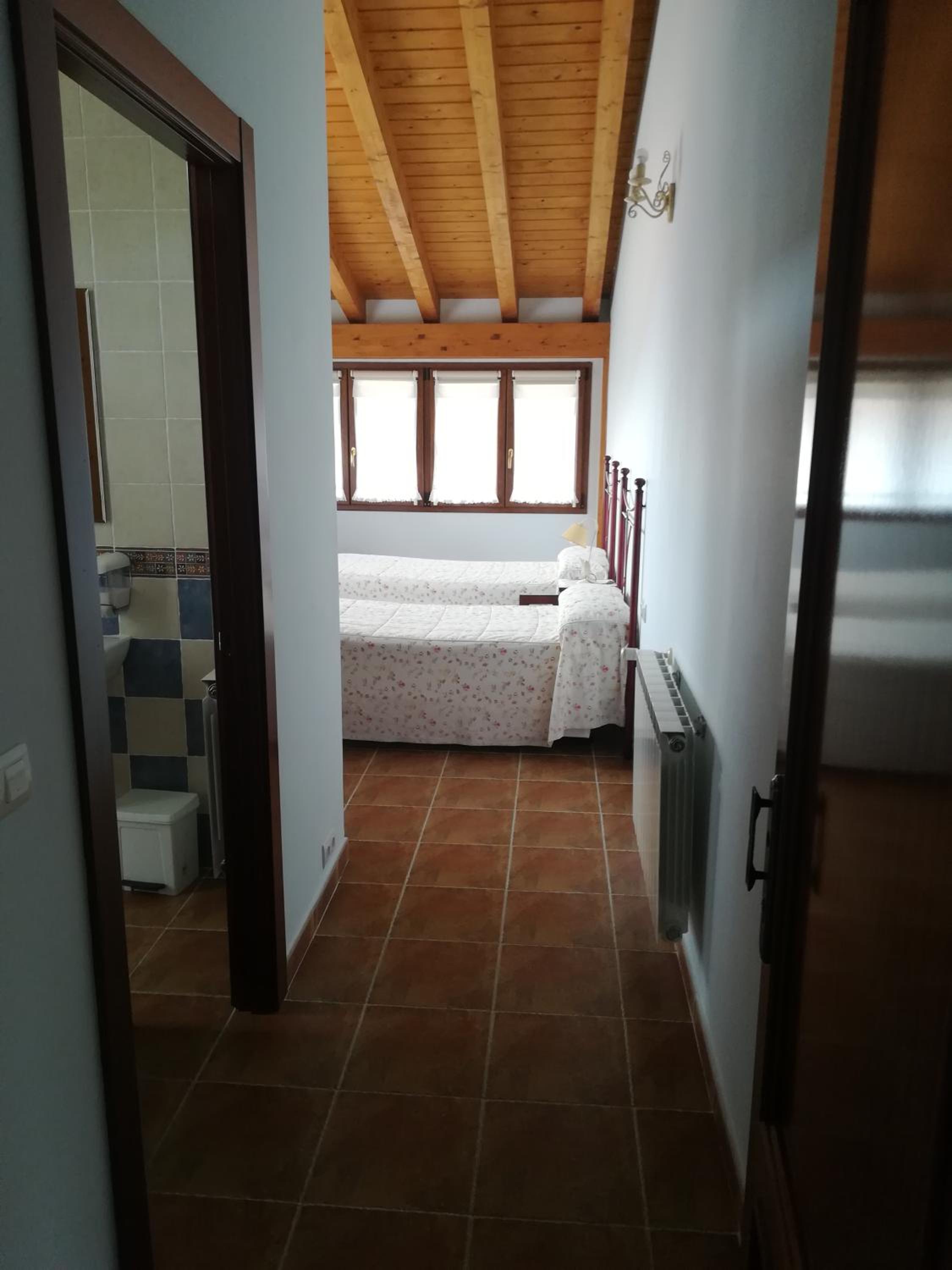 Twin Room with Private Bathroom photo 3