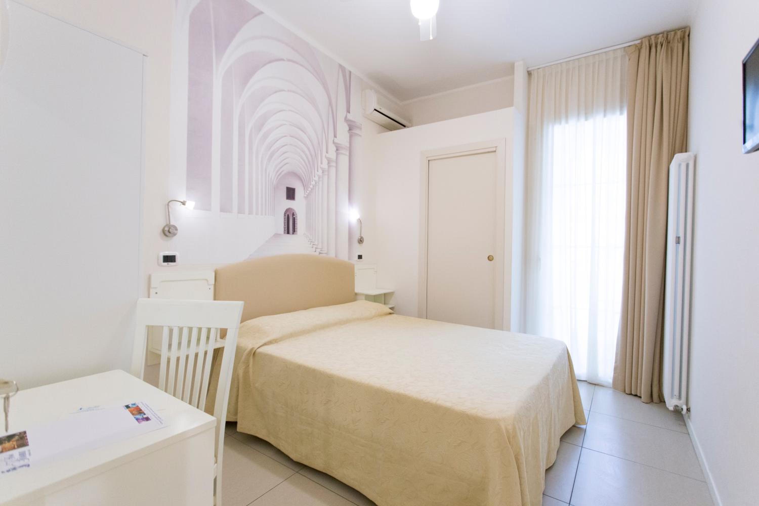 Small Double Room - Photo 4