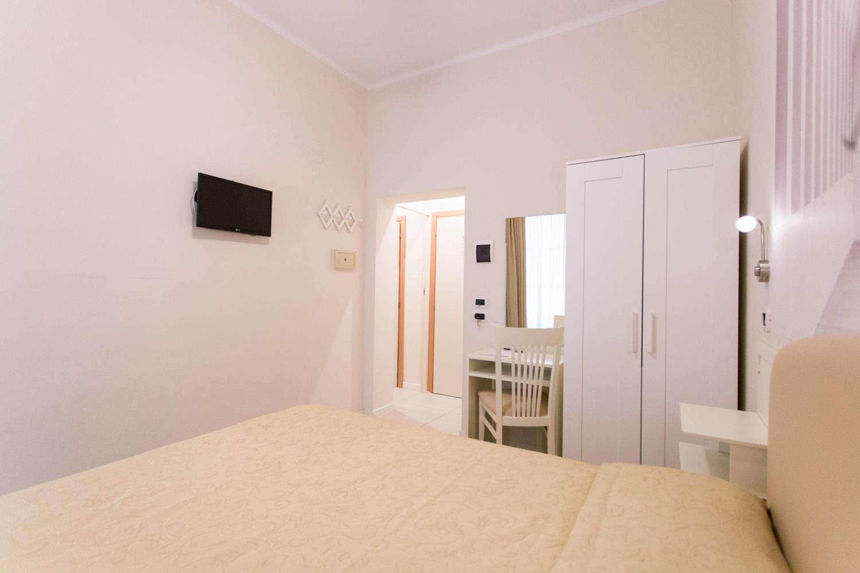 Small Double Room - Photo 3