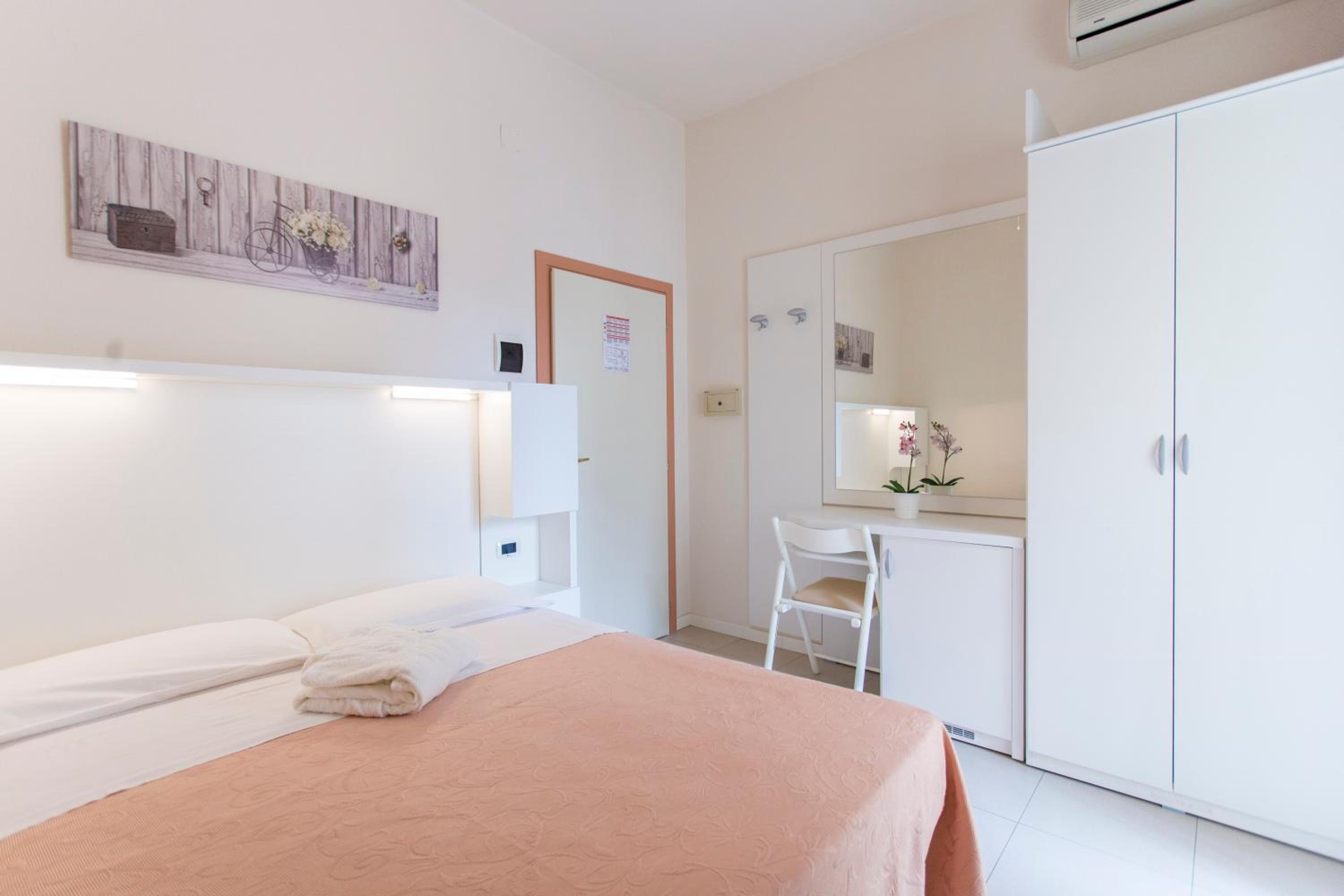 Small Double Room - Photo 1