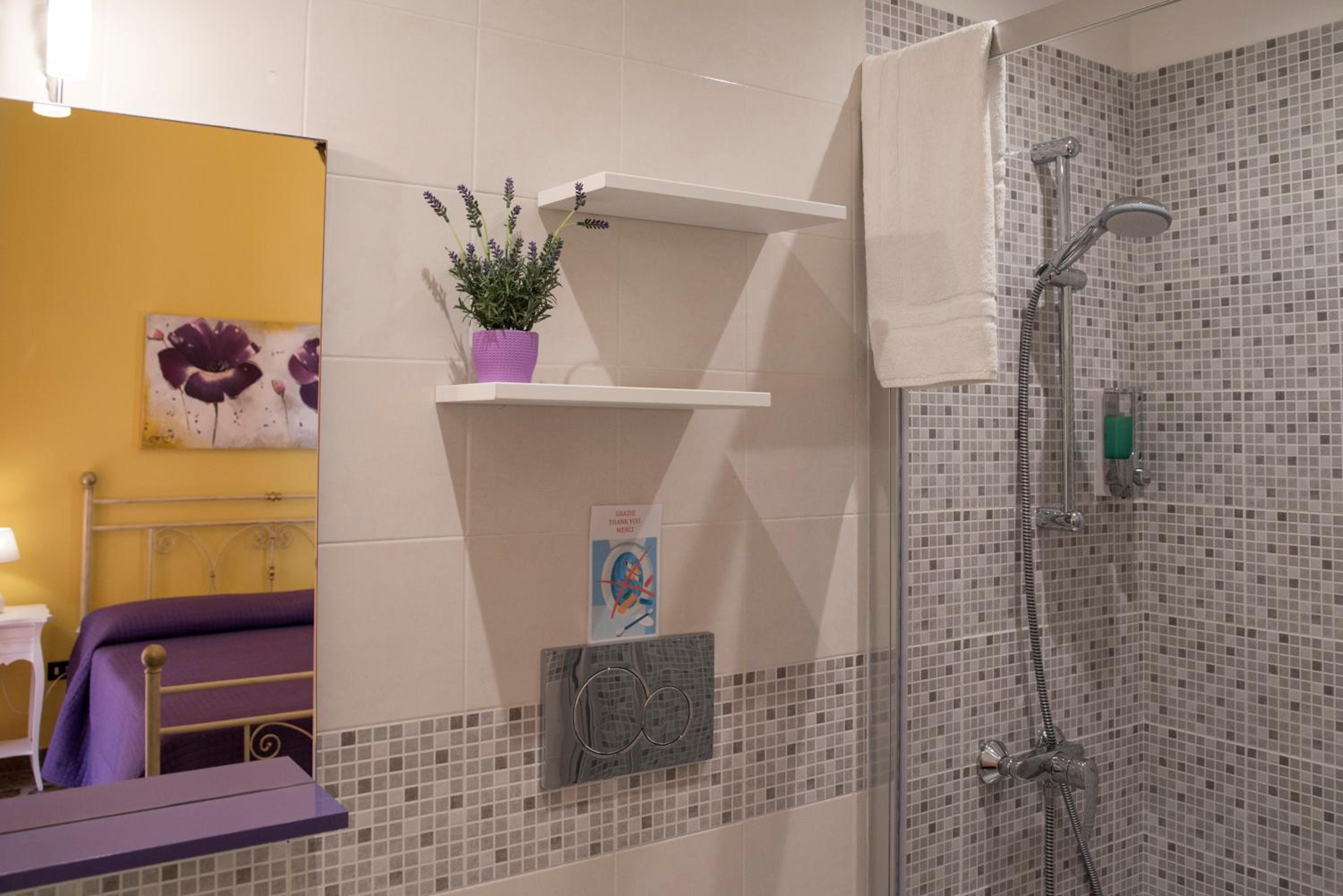 Double Room with Internal Private Bathroom - Photo 2