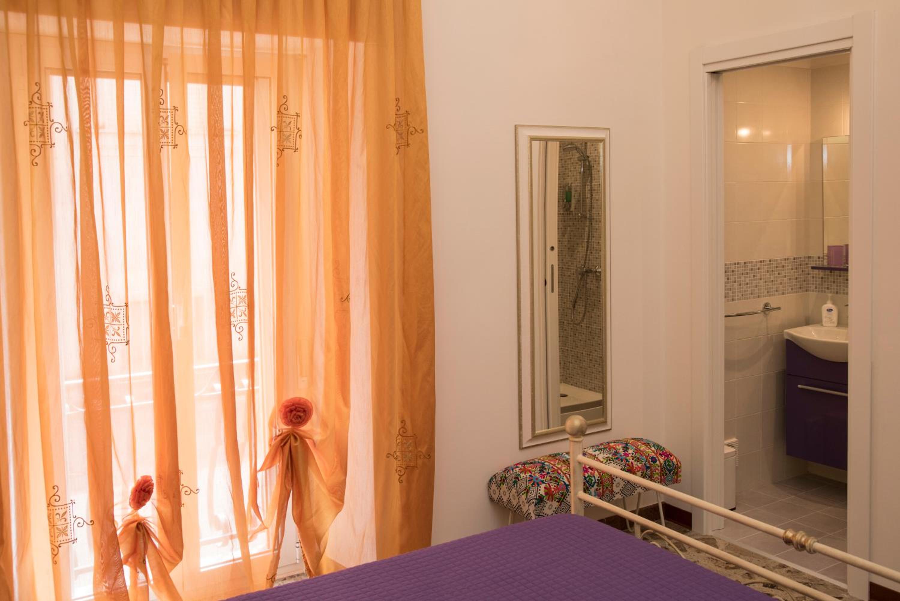 Double Room with Internal Private Bathroom - Photo 4