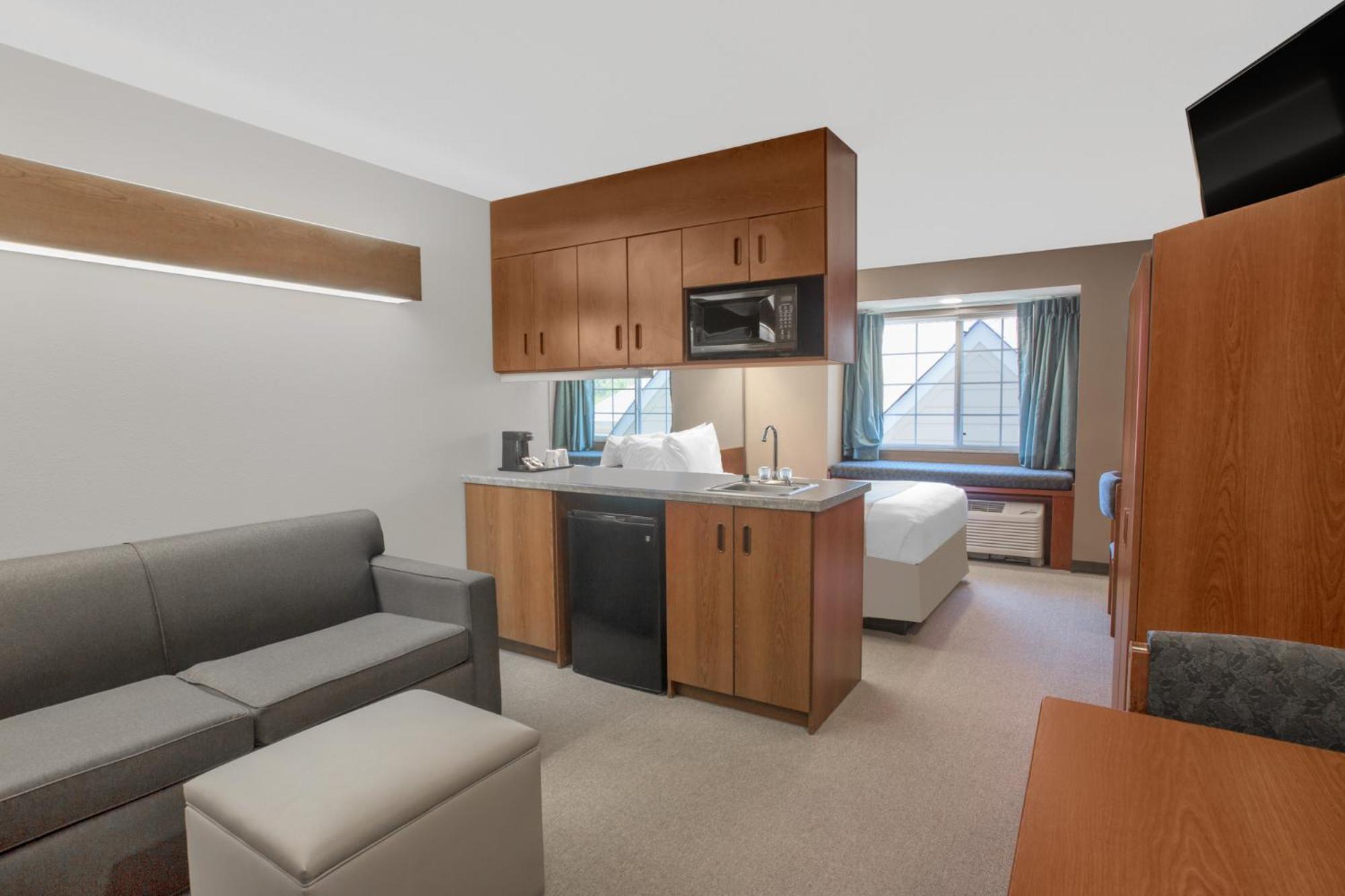 Queen Suite - Non-Smoking - Photo 3
