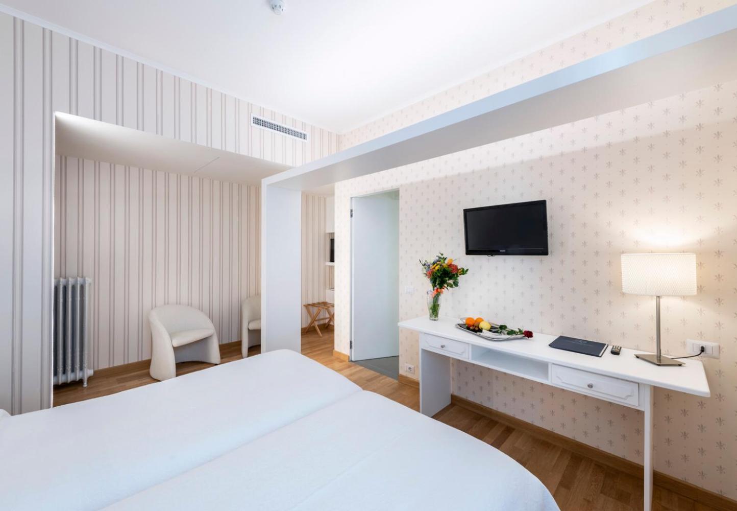 Double or Twin Room - Photo 5