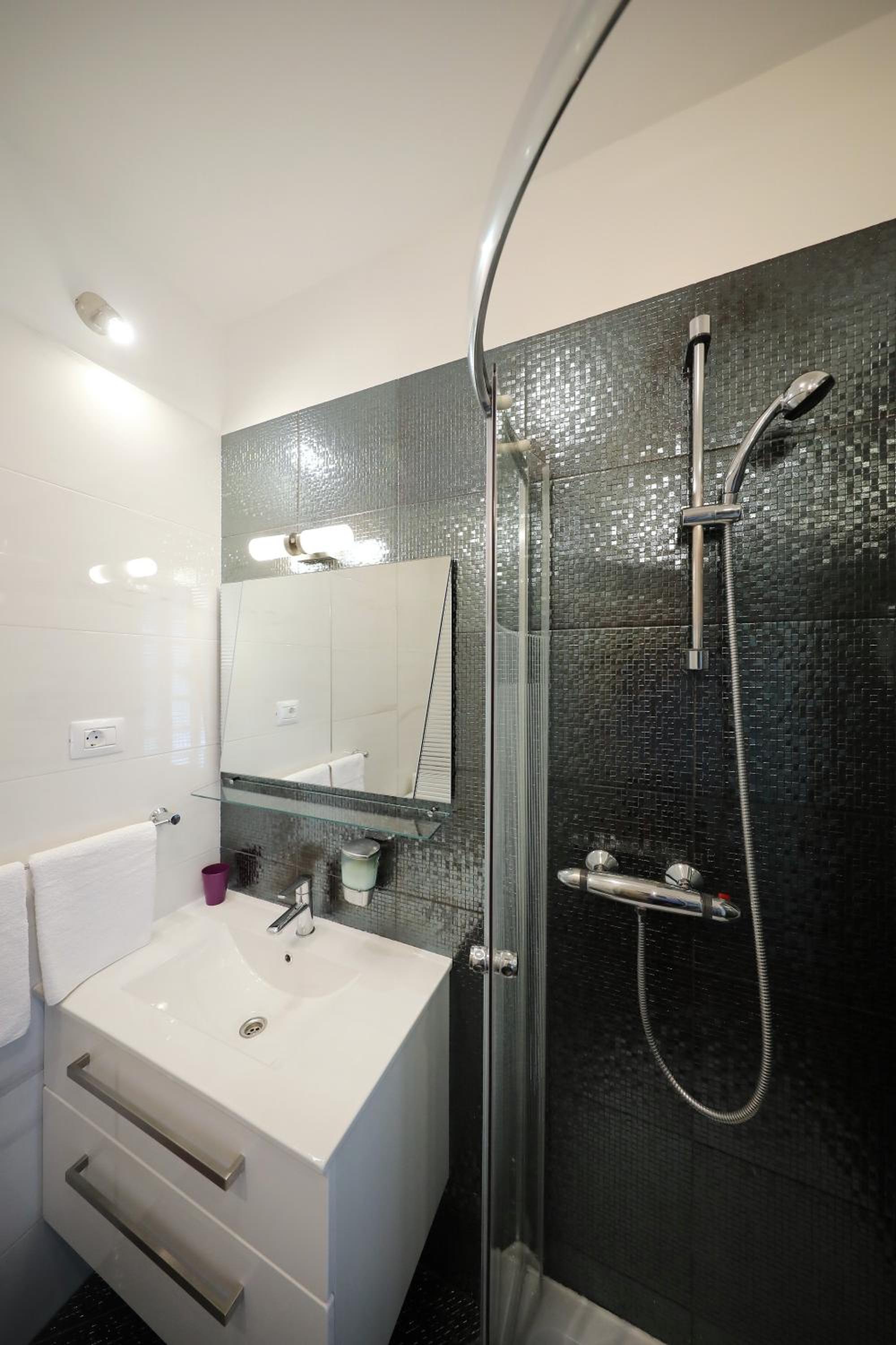 Comfort One-Bedroom Apartment - Photo 2