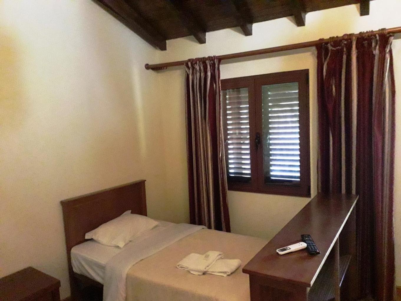 Queen Room with Pool View - Photo 3