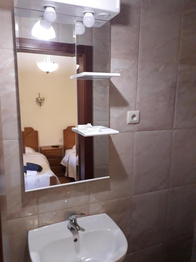 Economy Twin Room photo 1