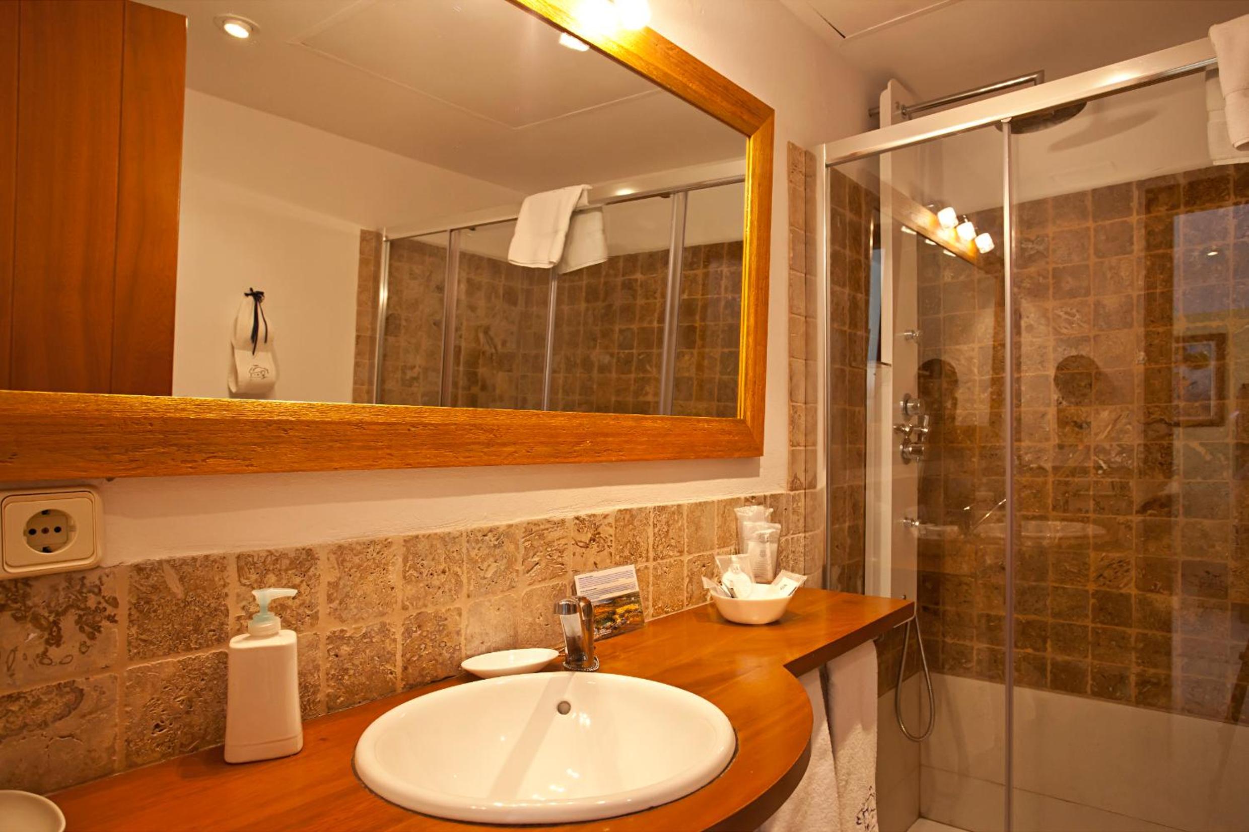 Double Room with Terrace thumbnail 6