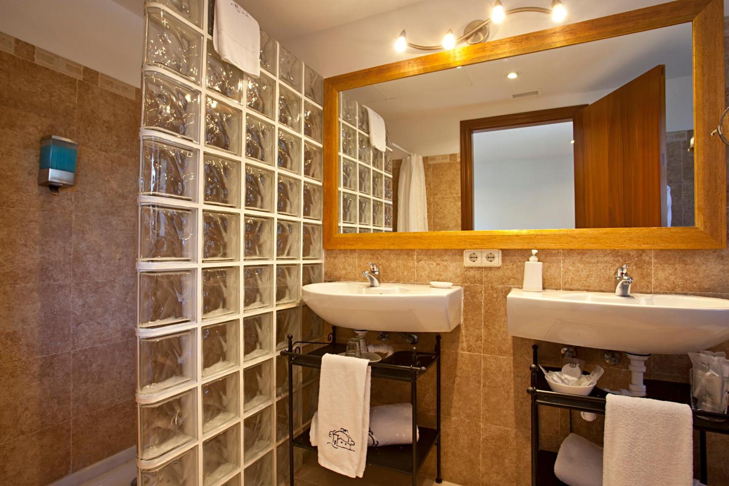 Double Room with Terrace thumbnail 5