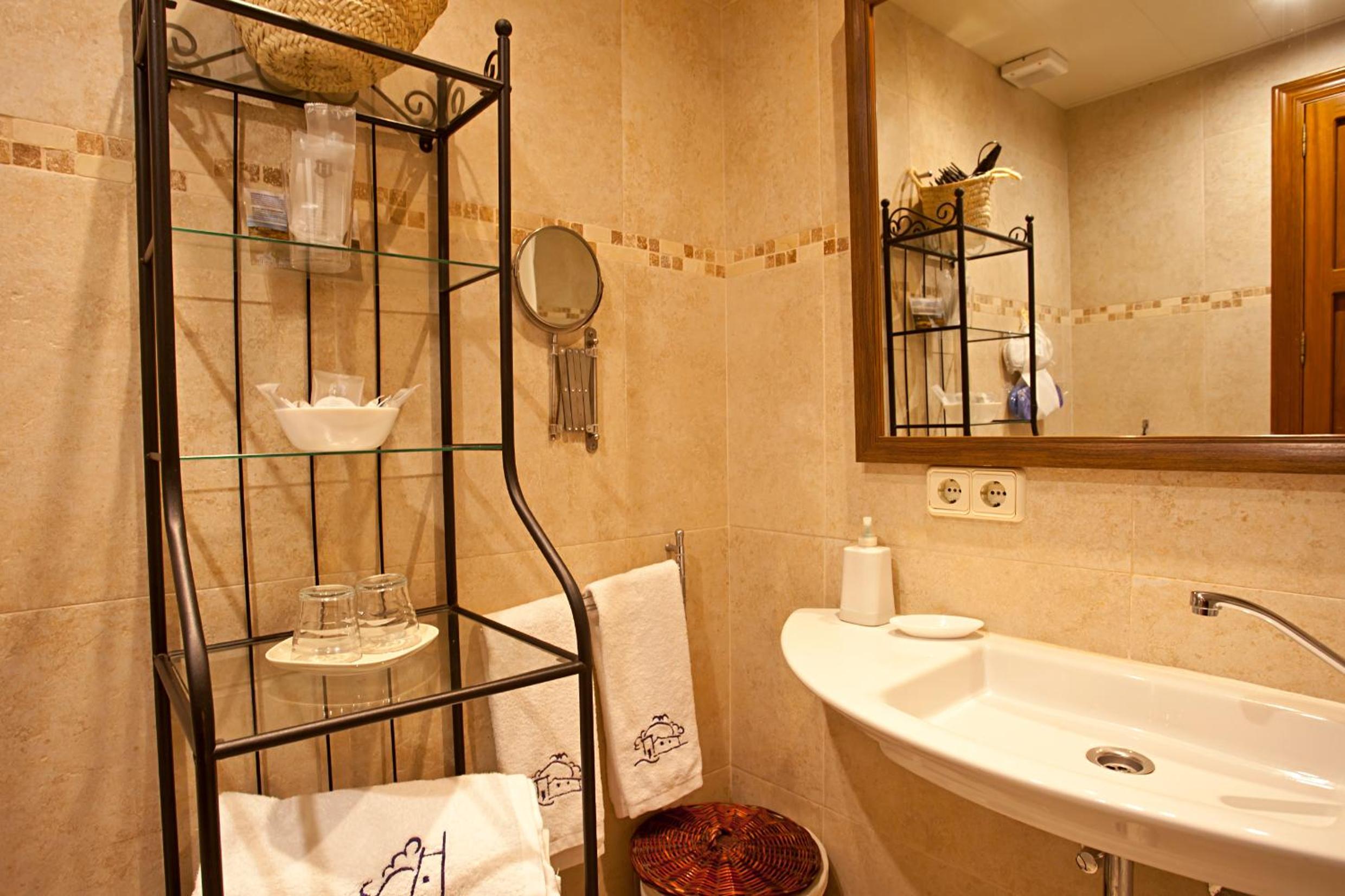 Double Room with Terrace thumbnail 5