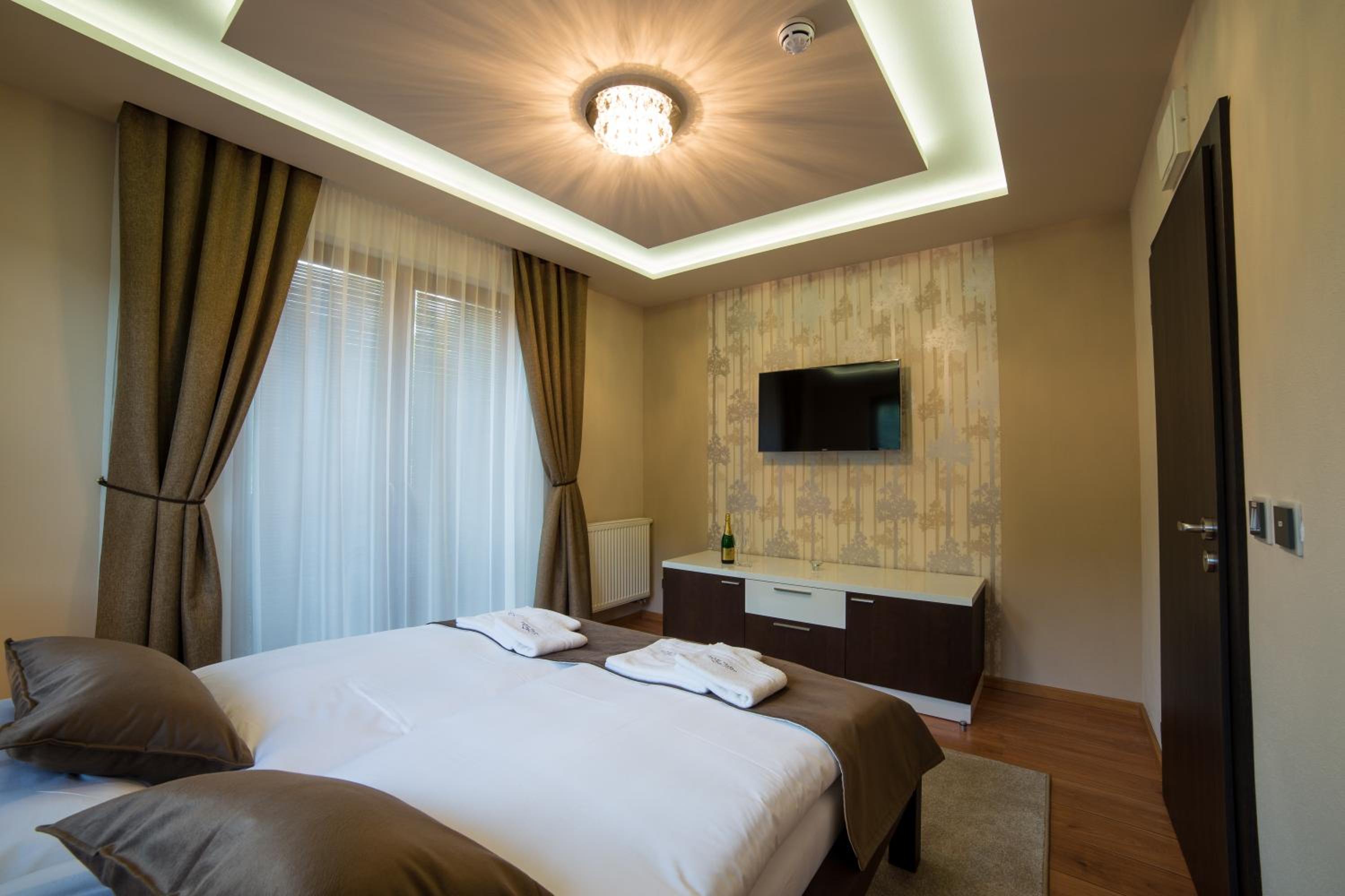 Deluxe Double Room with Shower - Photo 4