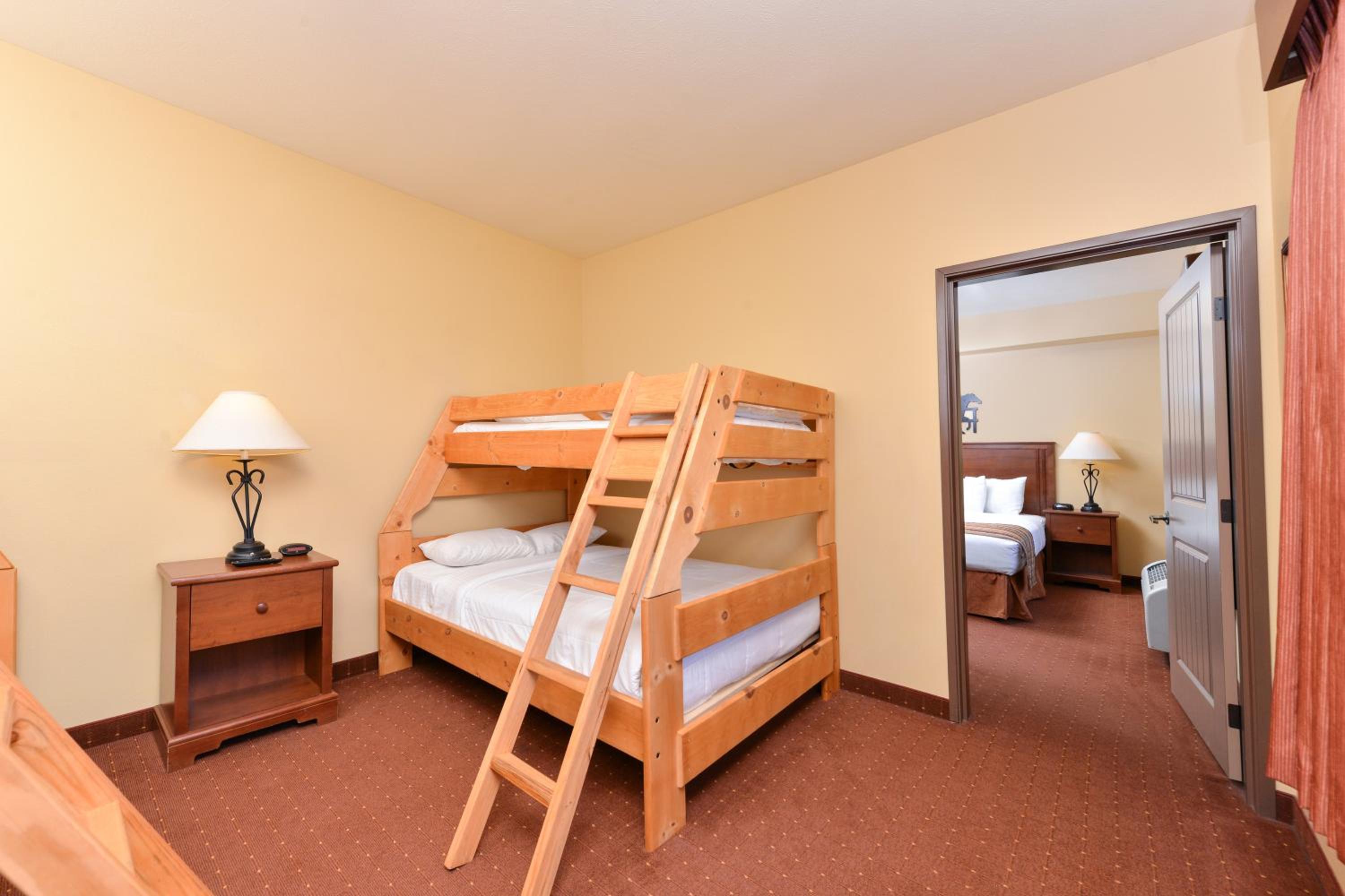 Two-Bedroom Suite with a King Bed, Two Double Beds and Two Twin Beds - Non Smoking - Photo 5