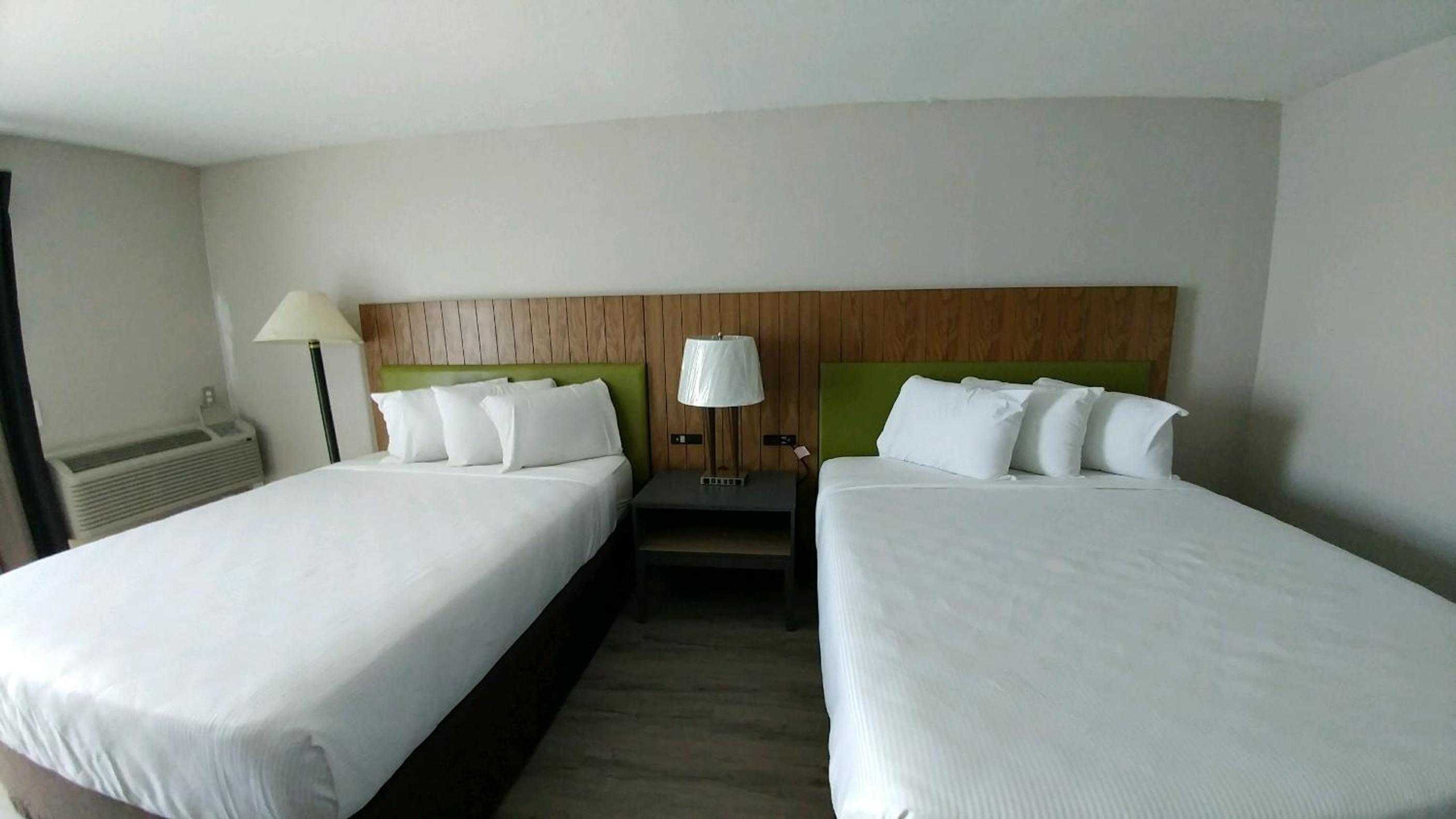 Queen Room with Two Queen Beds with Ocean Front View photo 1