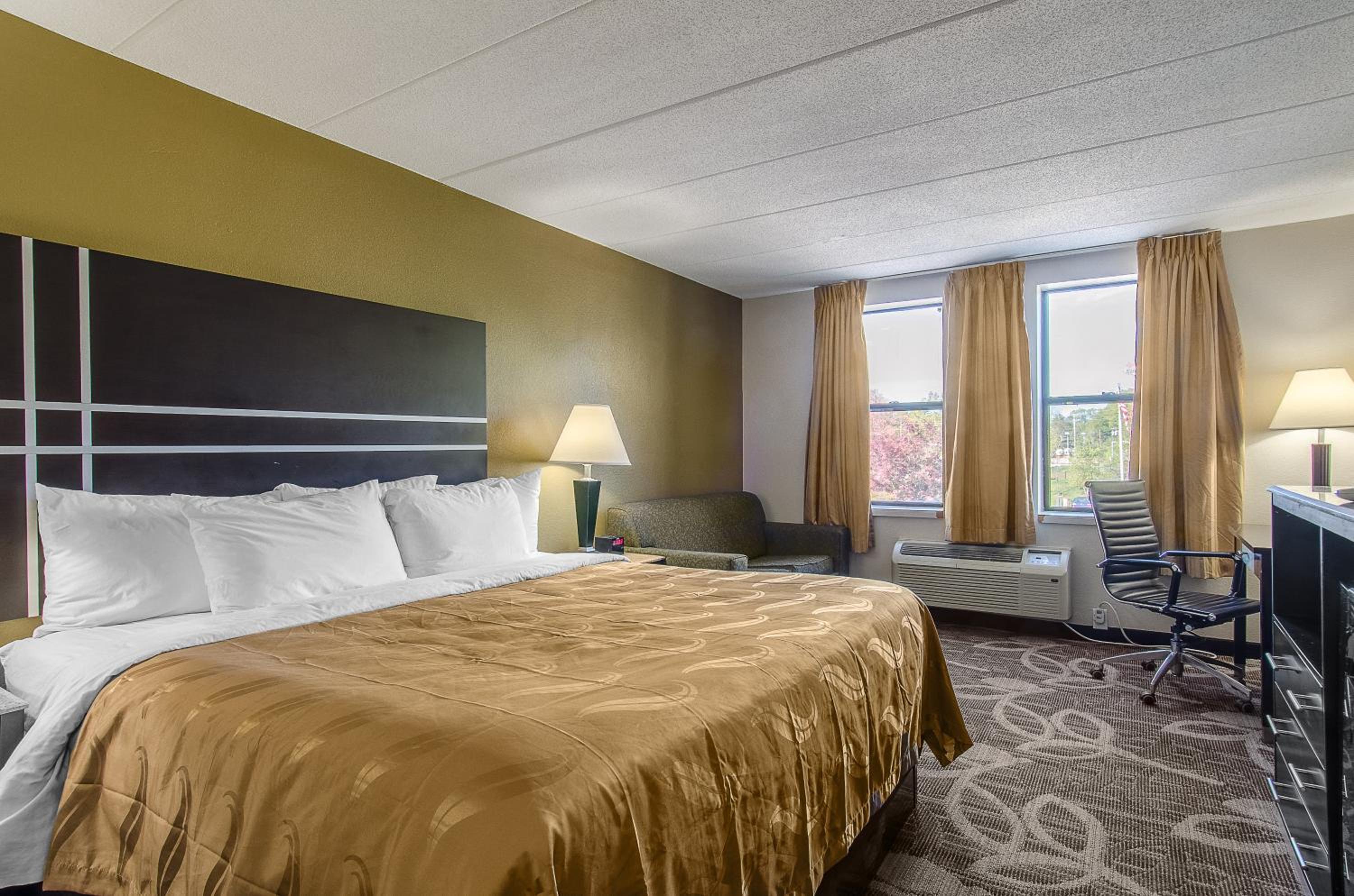 King Room - Non-Smoking photo 2