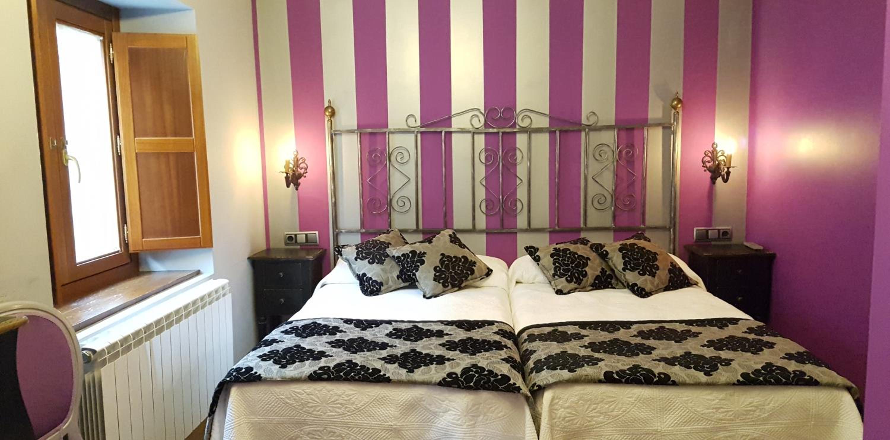 Triple Room with Private Bathroom and Balcony - Photo 10
