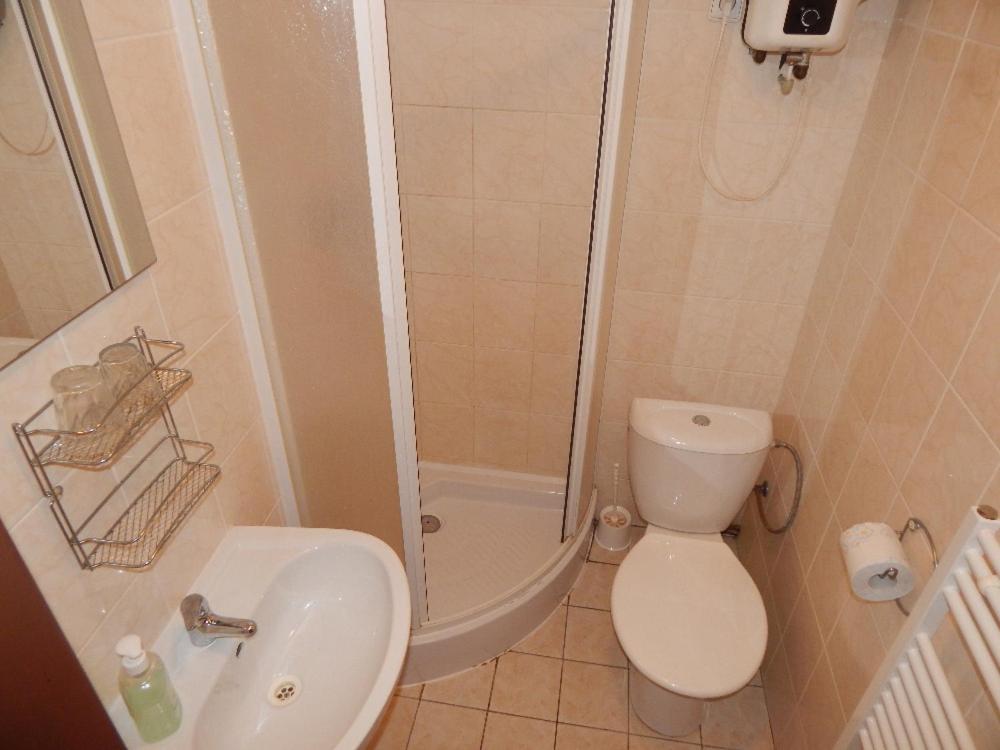 Twin Room with Shower photo 2