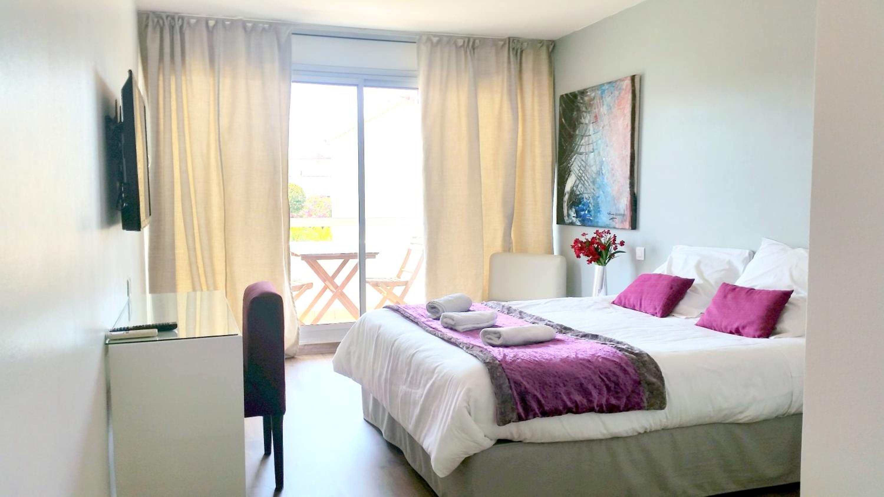 Double Room with Balcony - Photo 4